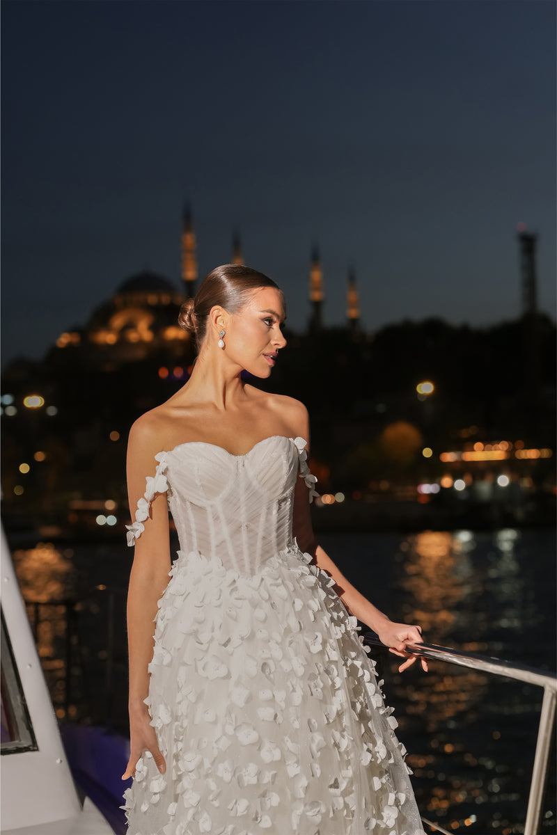 Caleb M Yaka Üç Boyutlu Çiçekli A Kesim Helen Gelinlik