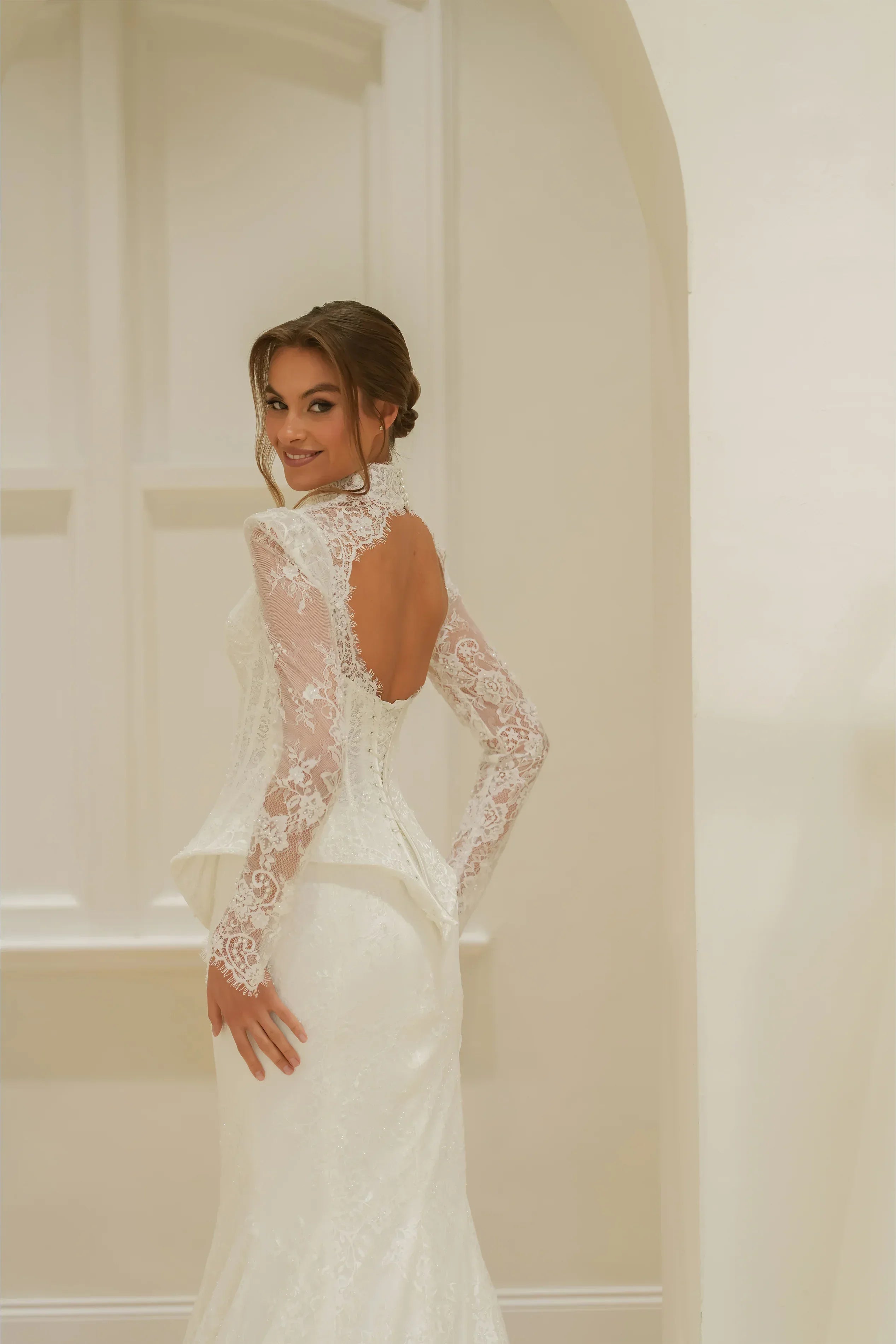 Zeal Havuz Yaka Korsajlı Fransız Dantelli İki Parça Balık Gelinlik - Mediha Cambaz Bridal