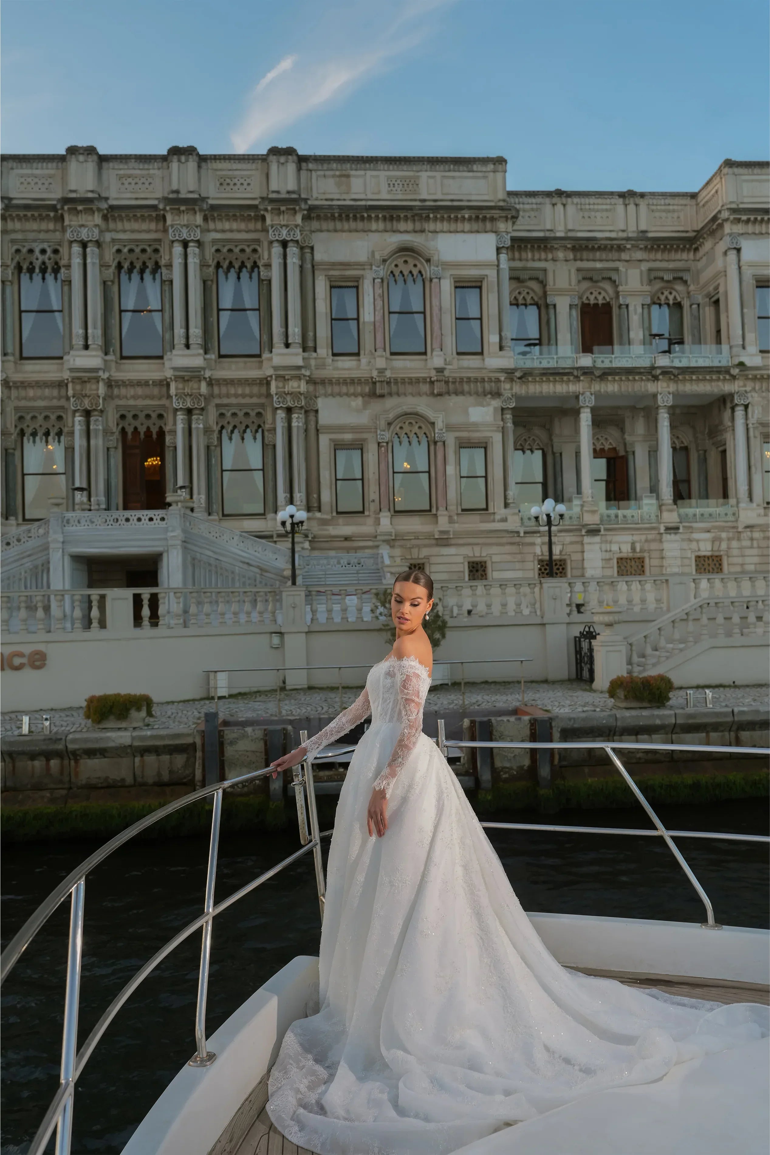 Leontine Havuz Yaka Fransız Dantelli Prenses Gelinlik - Mediha Cambaz Bridal