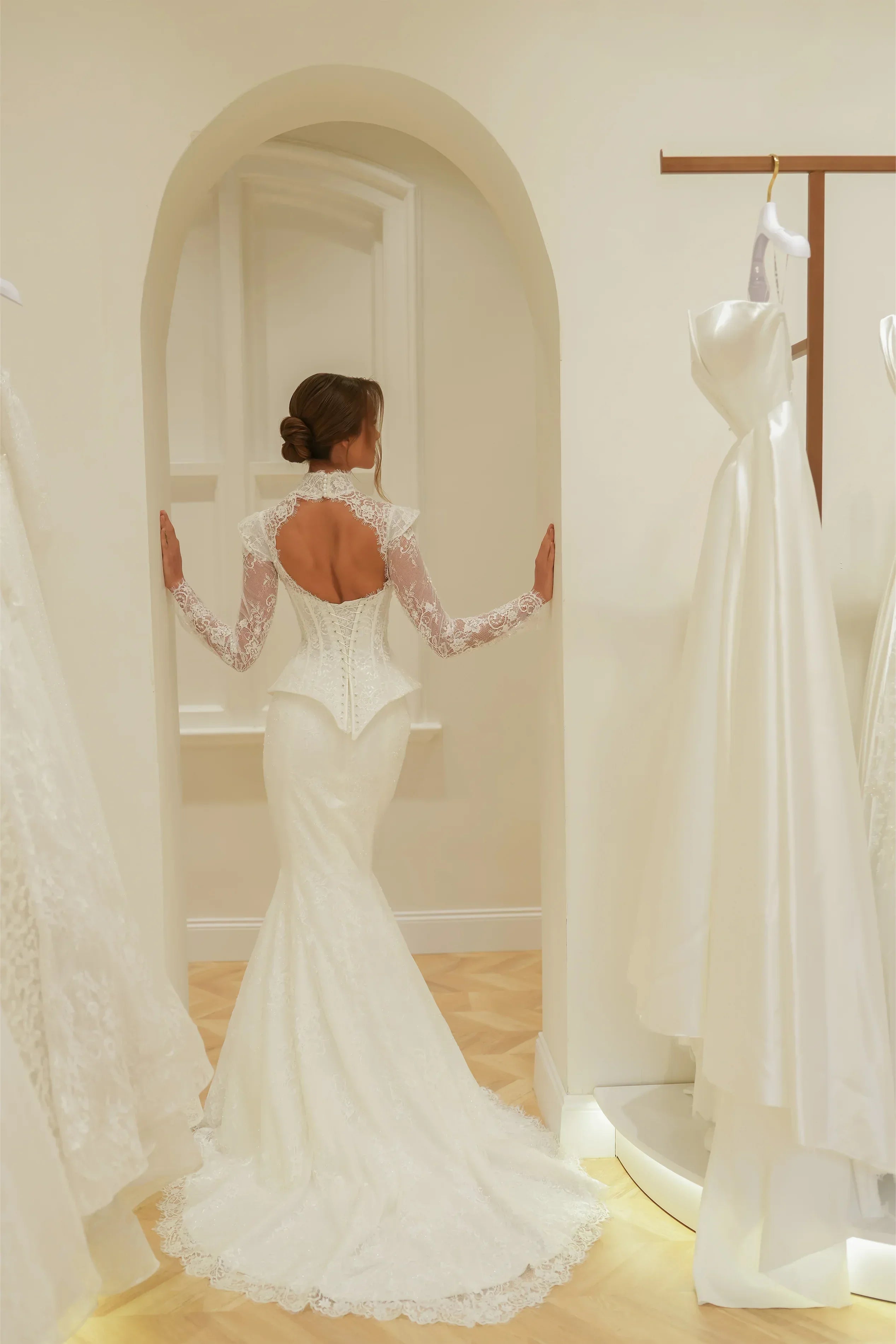 Zeal Havuz Yaka Korsajlı Fransız Dantelli İki Parça Balık Gelinlik - Mediha Cambaz Bridal