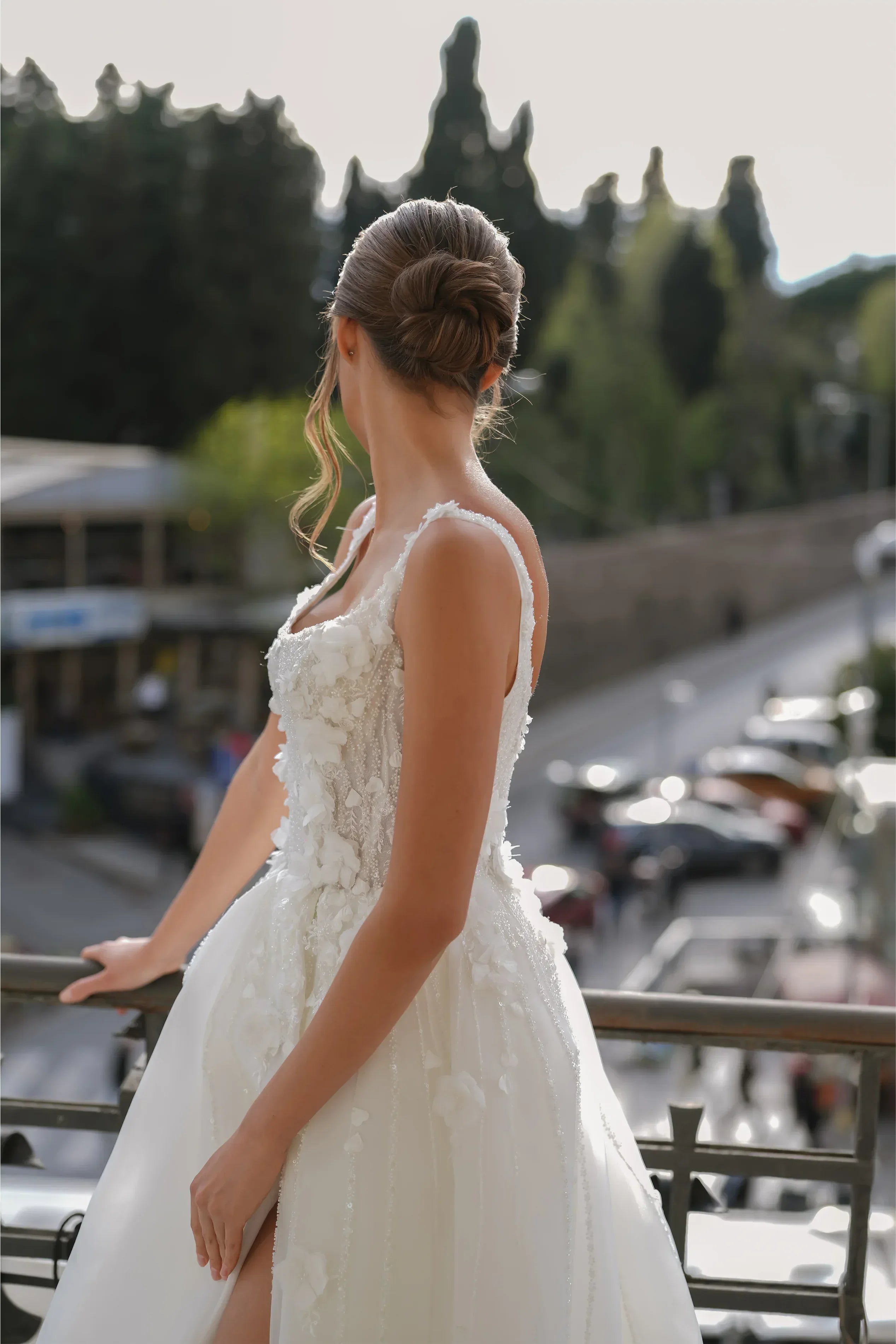Thaila Kare Yaka Üç Boyutlu Çiçek Detaylı Askılı A Kesim Gelinlik - Mediha Cambaz Bridal