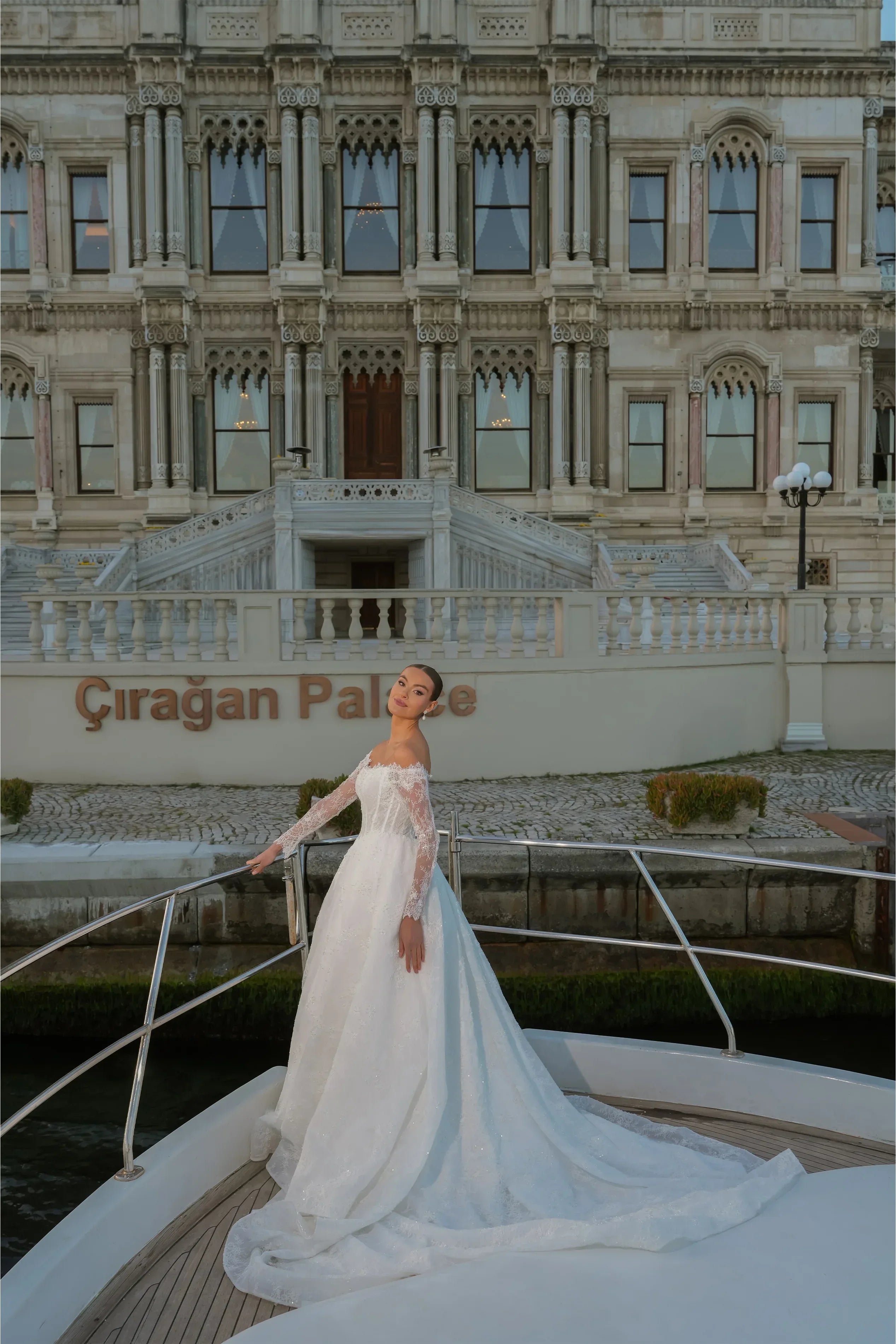 Leontine Havuz Yaka Fransız Dantelli Prenses Gelinlik - Mediha Cambaz Bridal
