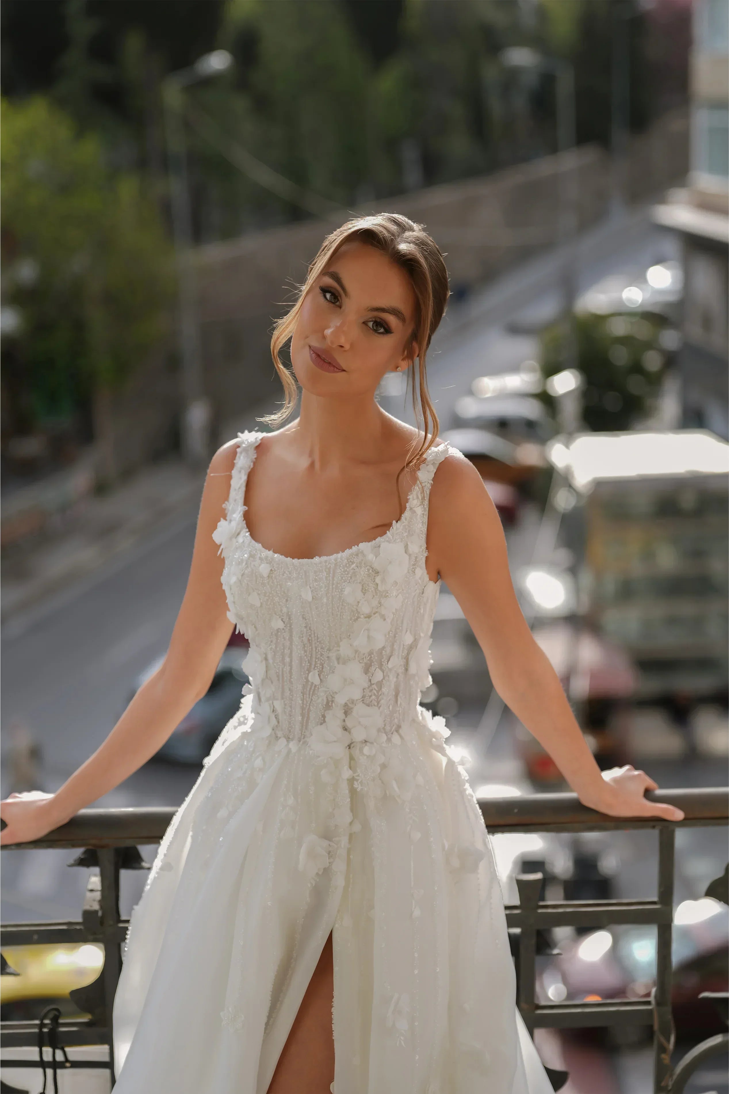 Thaila Kare Yaka Üç Boyutlu Çiçek Detaylı Askılı A Kesim Gelinlik - Mediha Cambaz Bridal