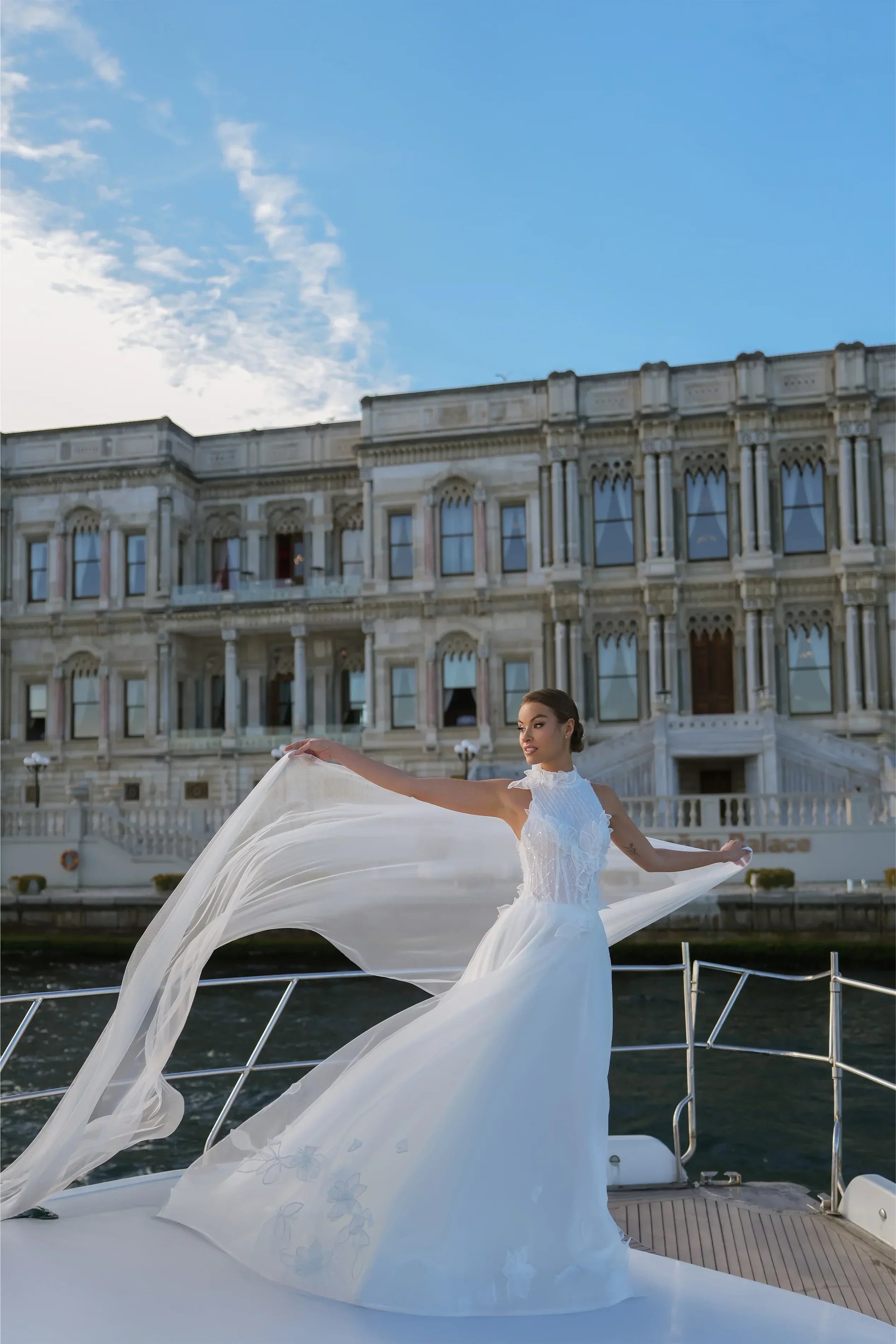 Isadora Halter Yaka Üç Boyutlu Işıltılı A Kesim Gelinlik - Mediha Cambaz Bridal