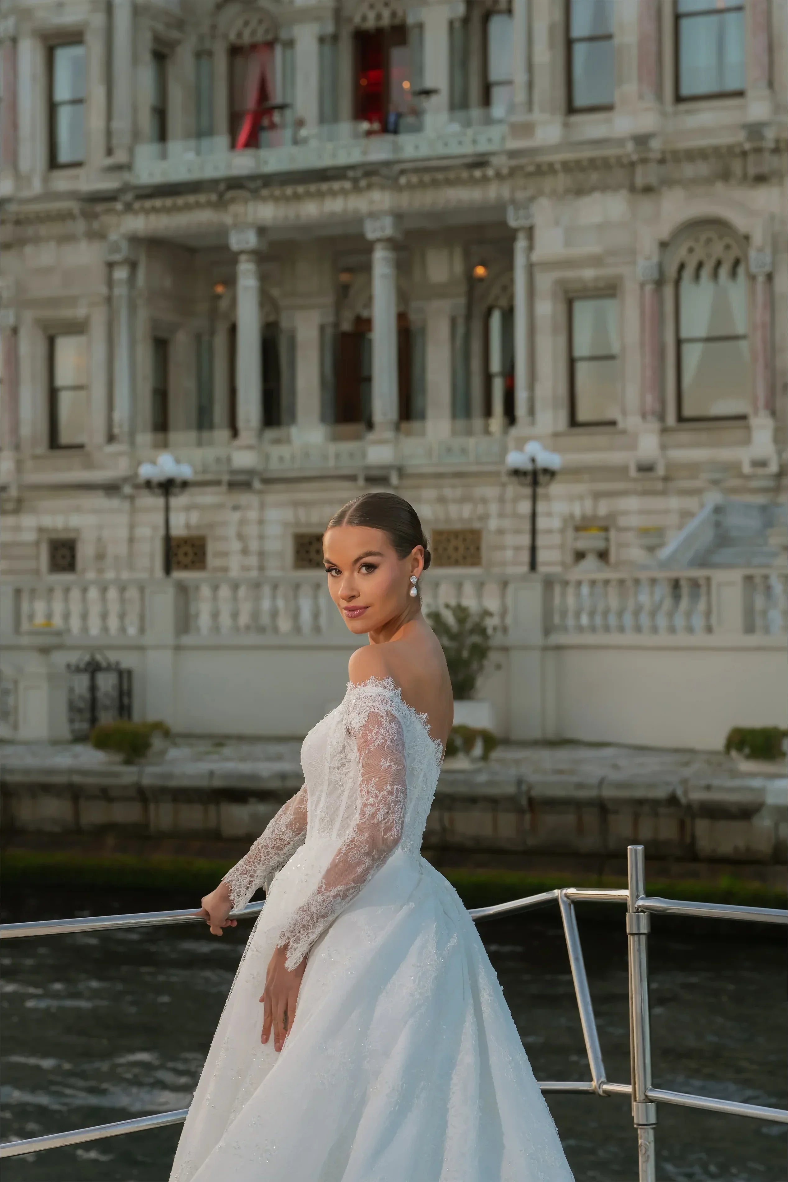 Leontine Havuz Yaka Fransız Dantelli Prenses Gelinlik - Mediha Cambaz Bridal