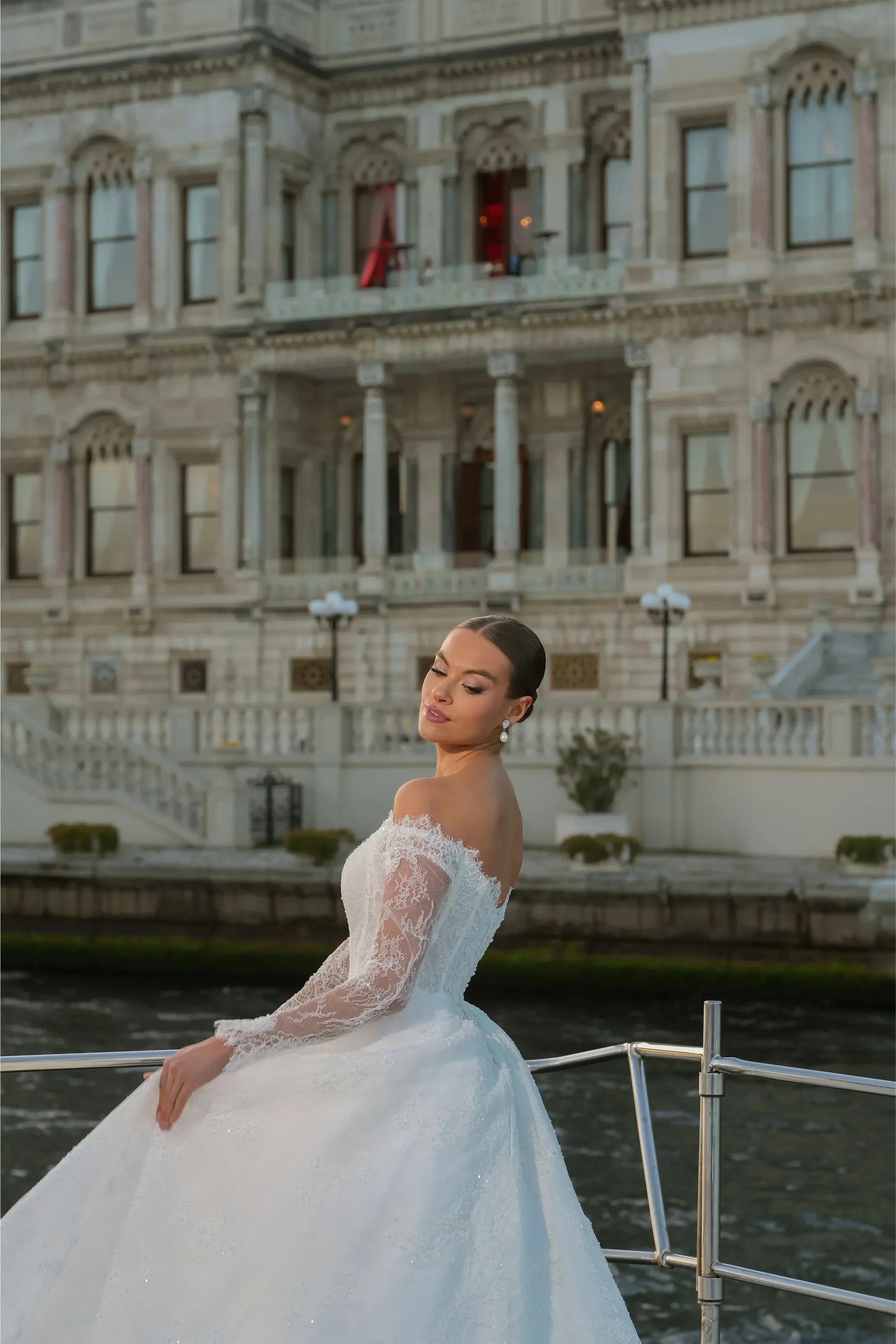 Leontine Havuz Yaka Fransız Dantelli Prenses Gelinlik - Mediha Cambaz Bridal