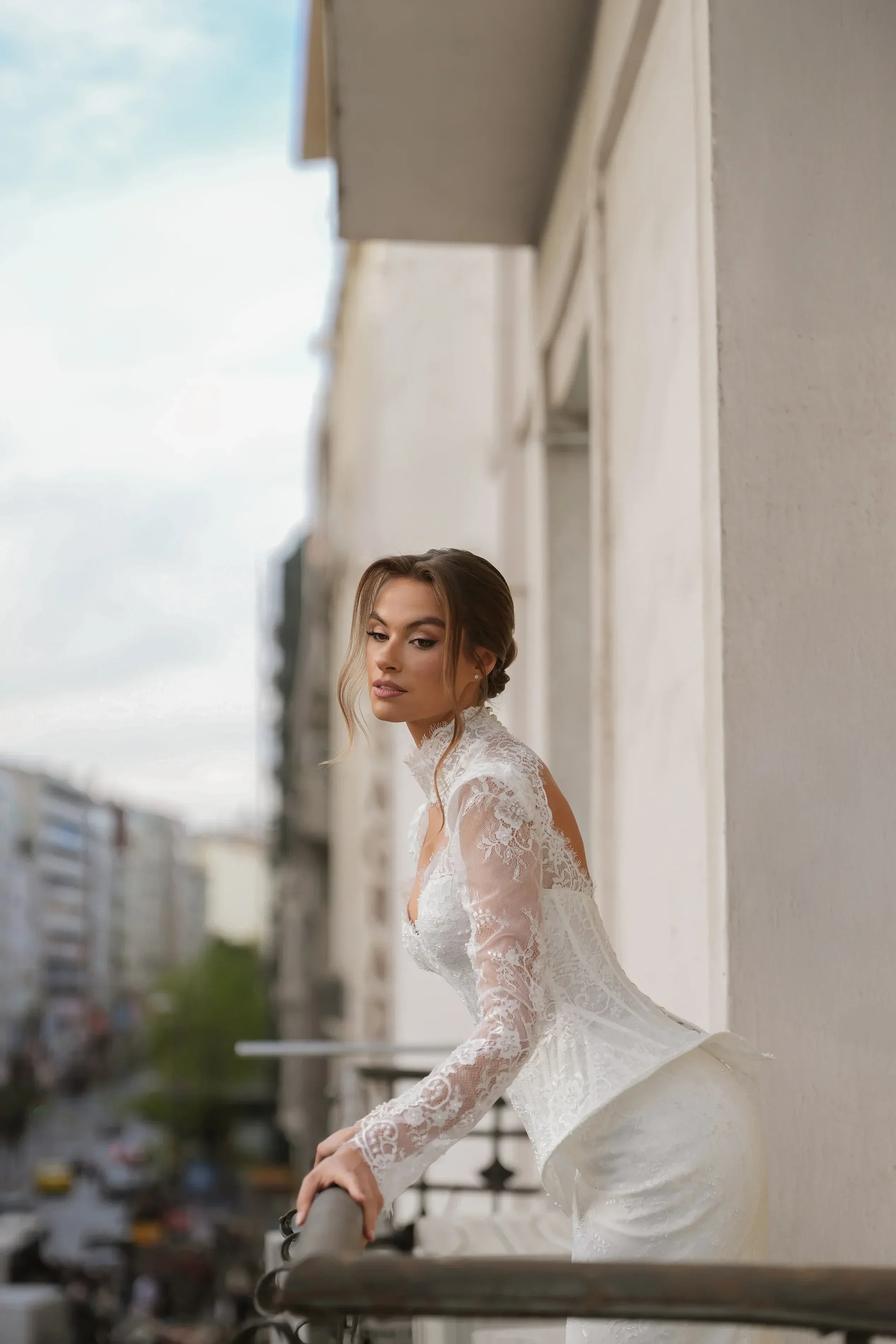 Zeal Havuz Yaka Korsajlı Fransız Dantelli İki Parça Balık Gelinlik - Mediha Cambaz Bridal