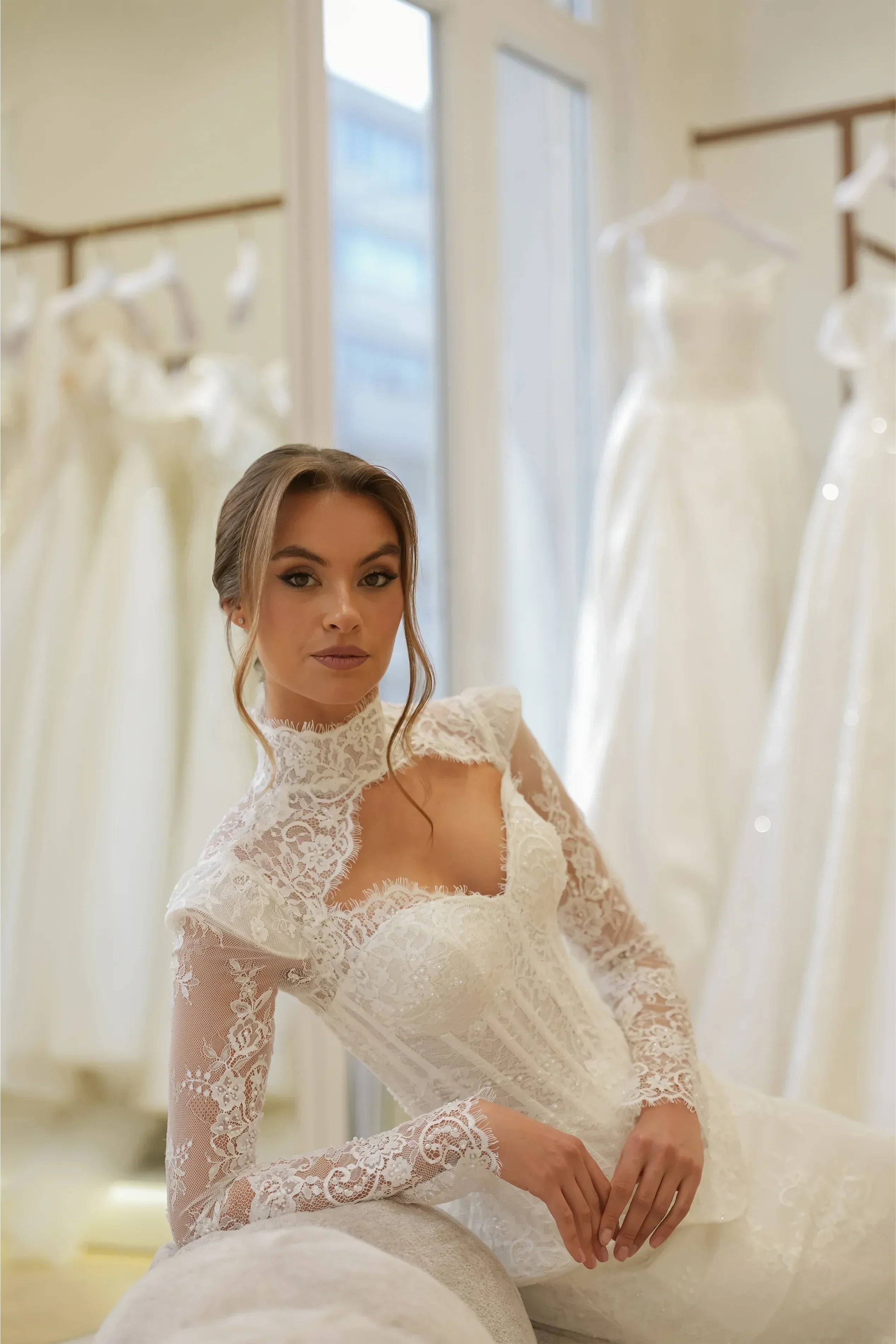 Zeal Havuz Yaka Korsajlı Fransız Dantelli İki Parça Balık Gelinlik - Mediha Cambaz Bridal