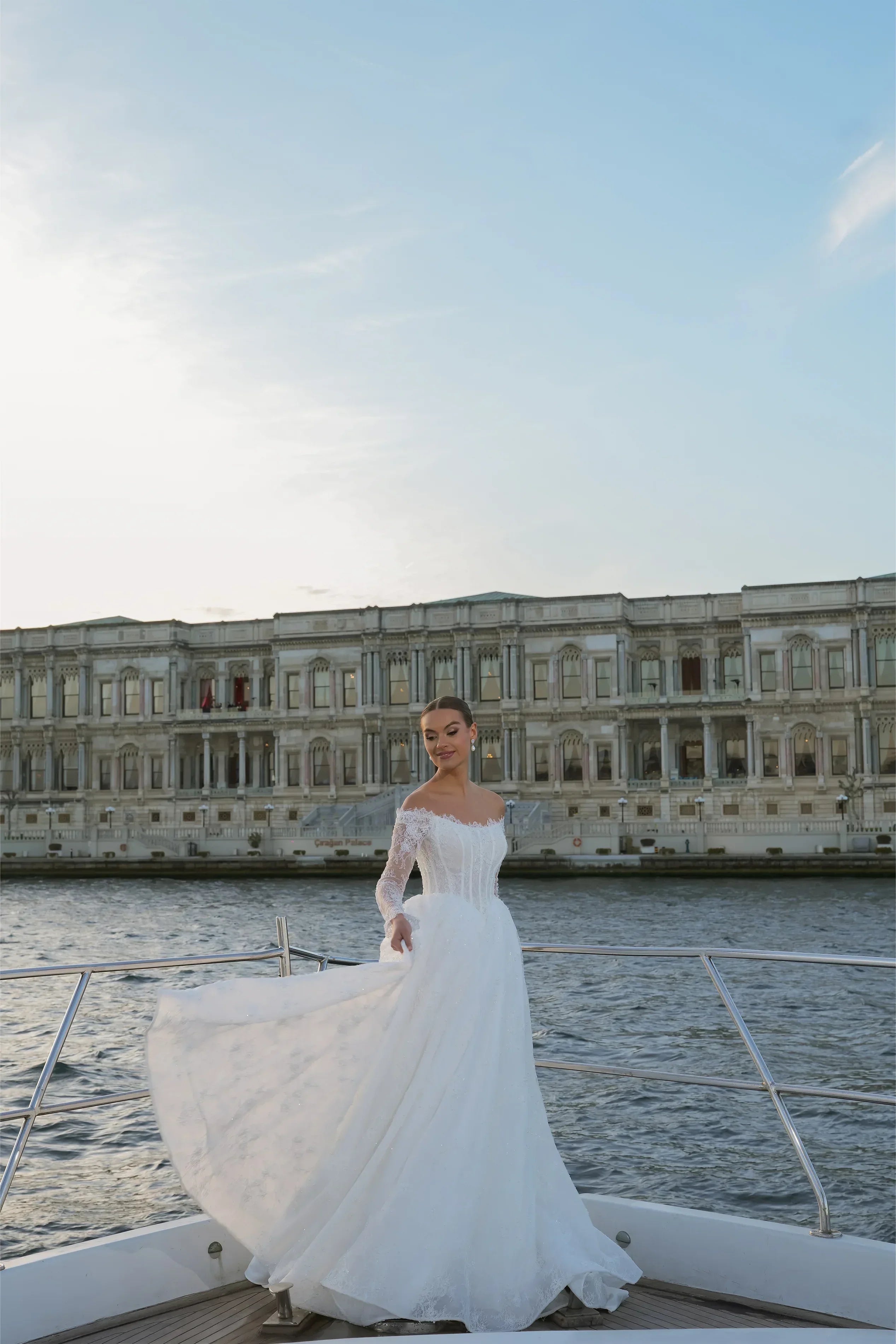 Leontine Havuz Yaka Fransız Dantelli Prenses Gelinlik - Mediha Cambaz Bridal