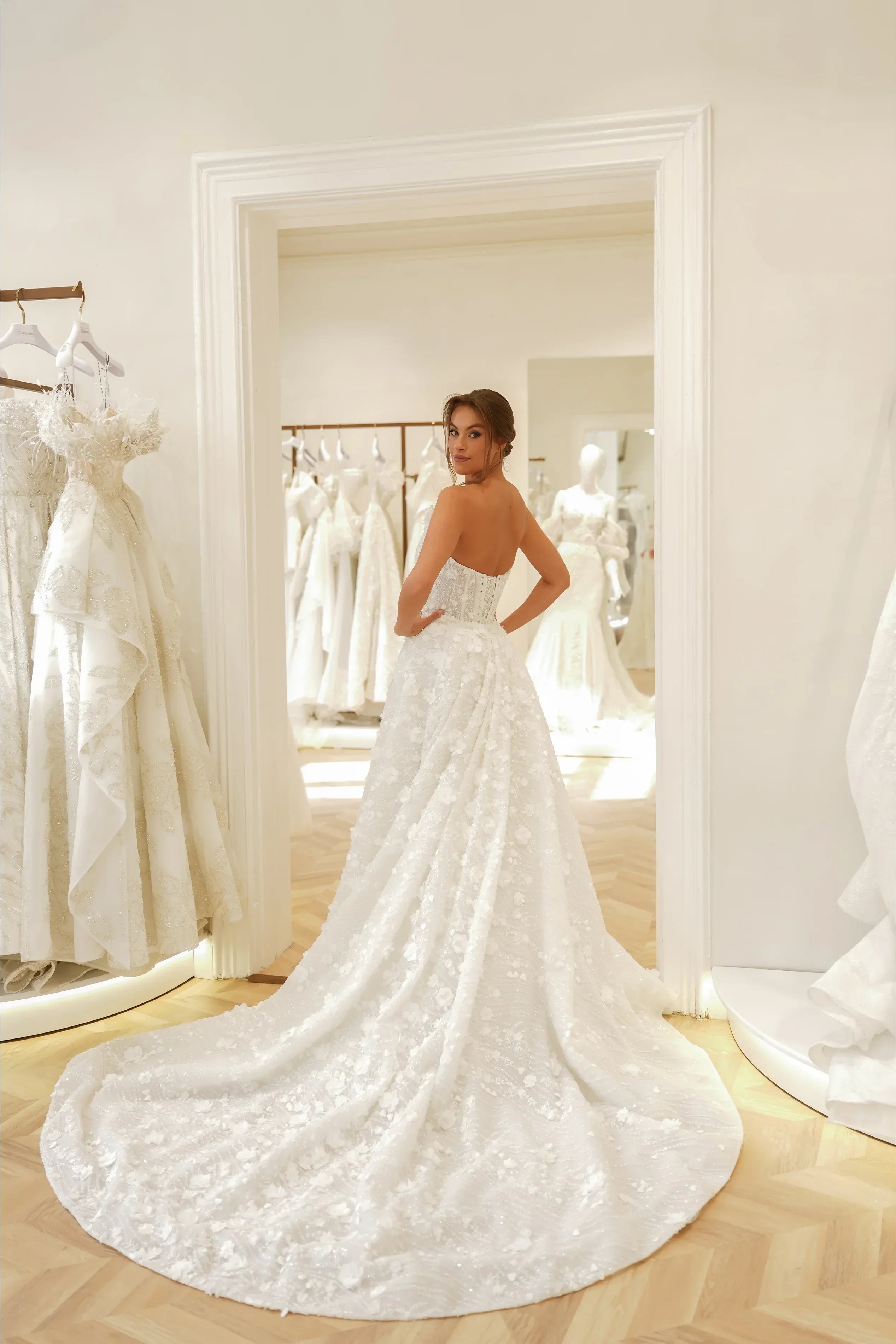 Elise Havuz Yaka Straplez Üç Boyutlu Balık Kesim Gelinlik - Mediha Cambaz Bridal