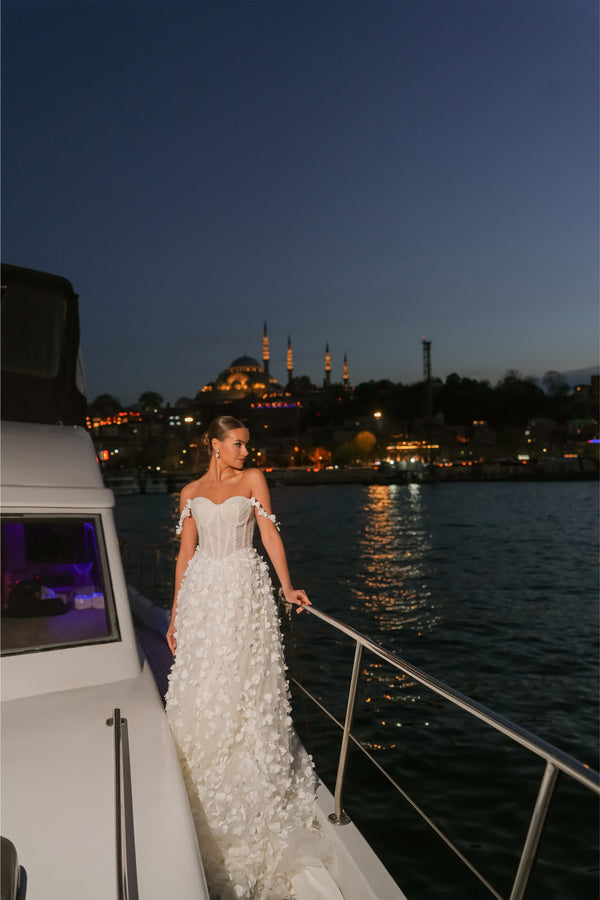 Caleb M Yaka Üç Boyutlu Çiçekli A Kesim Helen Gelinlik