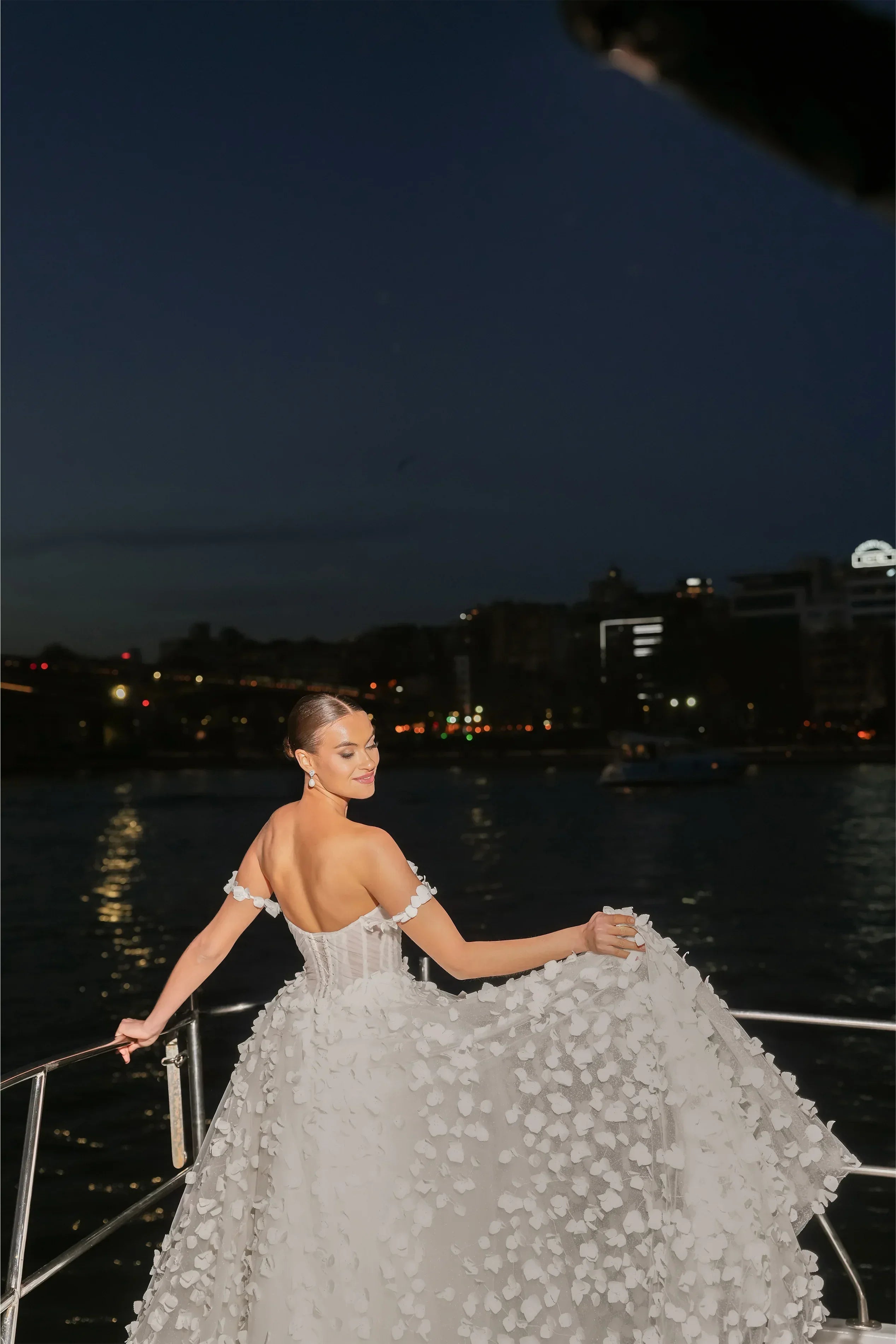 Caleb M Yaka Üç Boyutlu Çiçekli A Kesim Helen Gelinlik - Mediha Cambaz Bridal