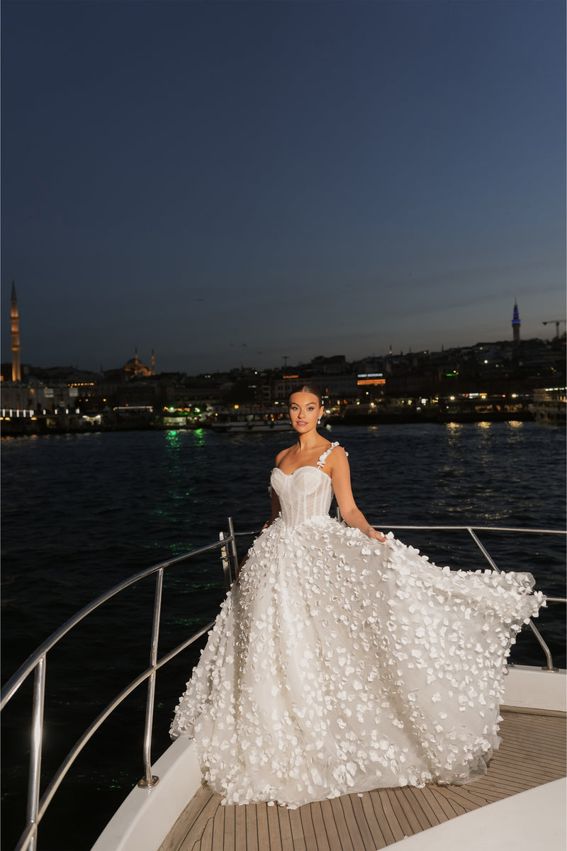 Caleb M Yaka Üç Boyutlu Çiçekli A Kesim Helen Gelinlik