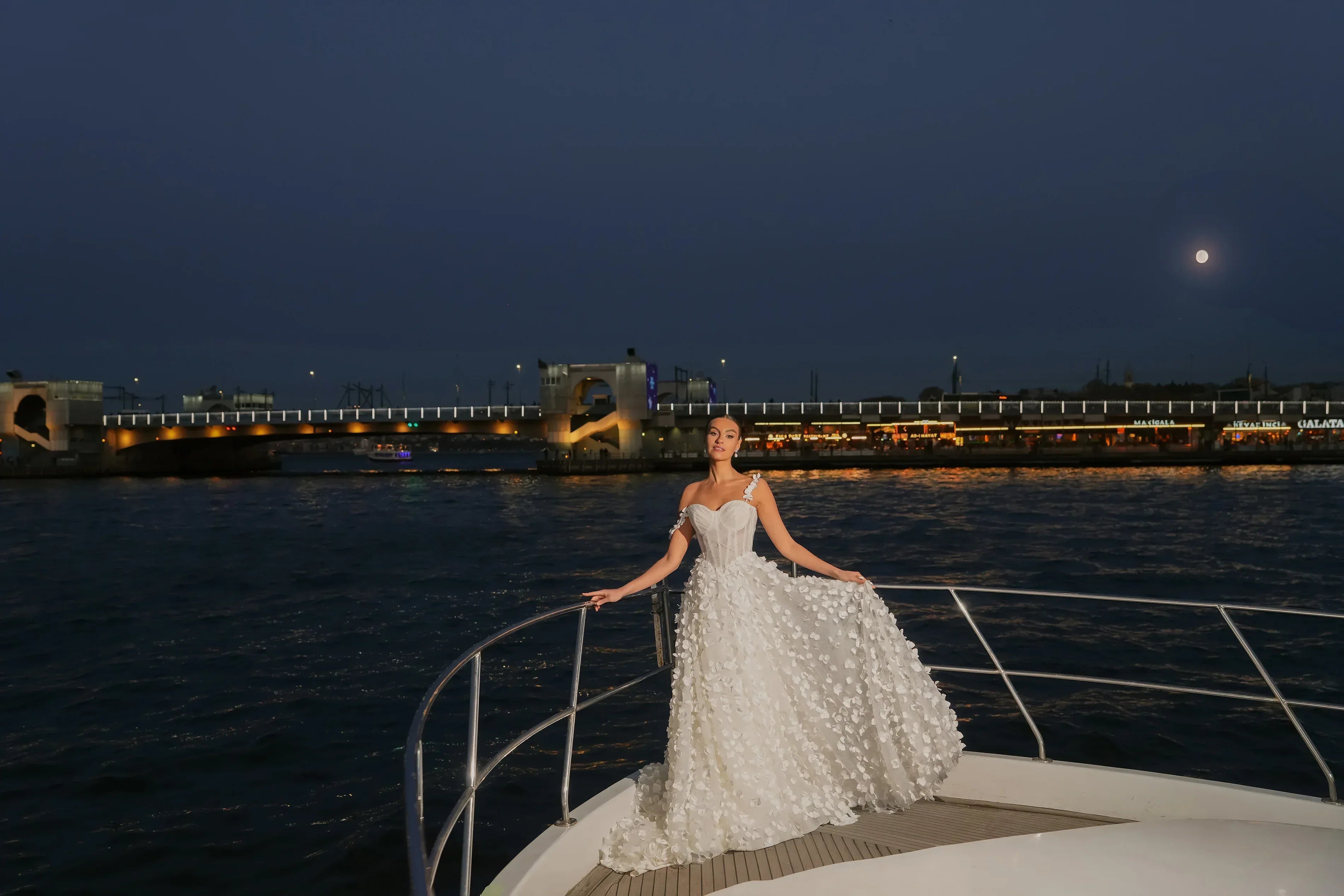 Caleb M Yaka Üç Boyutlu Çiçekli A Kesim Helen Gelinlik - Mediha Cambaz Bridal