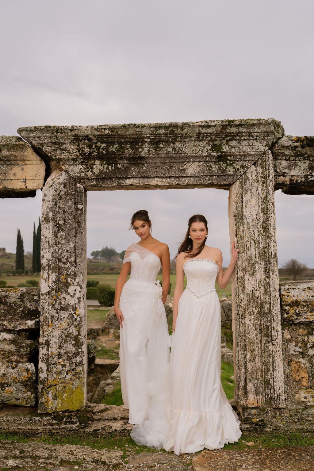 Antiope Drapeli Çiçek Aplikeli Düz Kesim Gelinlik - Mediha Cambaz Bridal