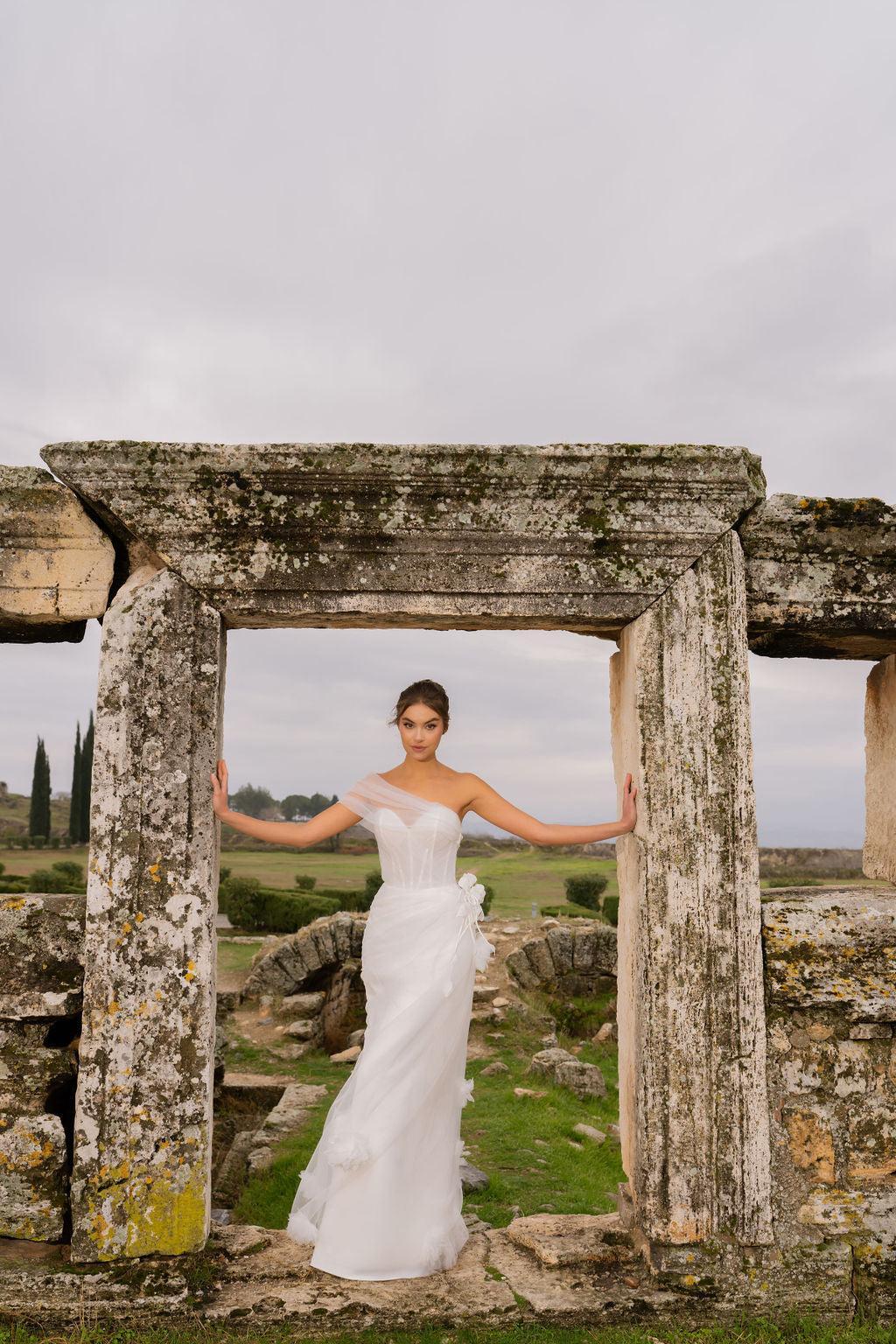 Antiope Drapeli Çiçek Aplikeli Düz Kesim Gelinlik - Mediha Cambaz Bridal