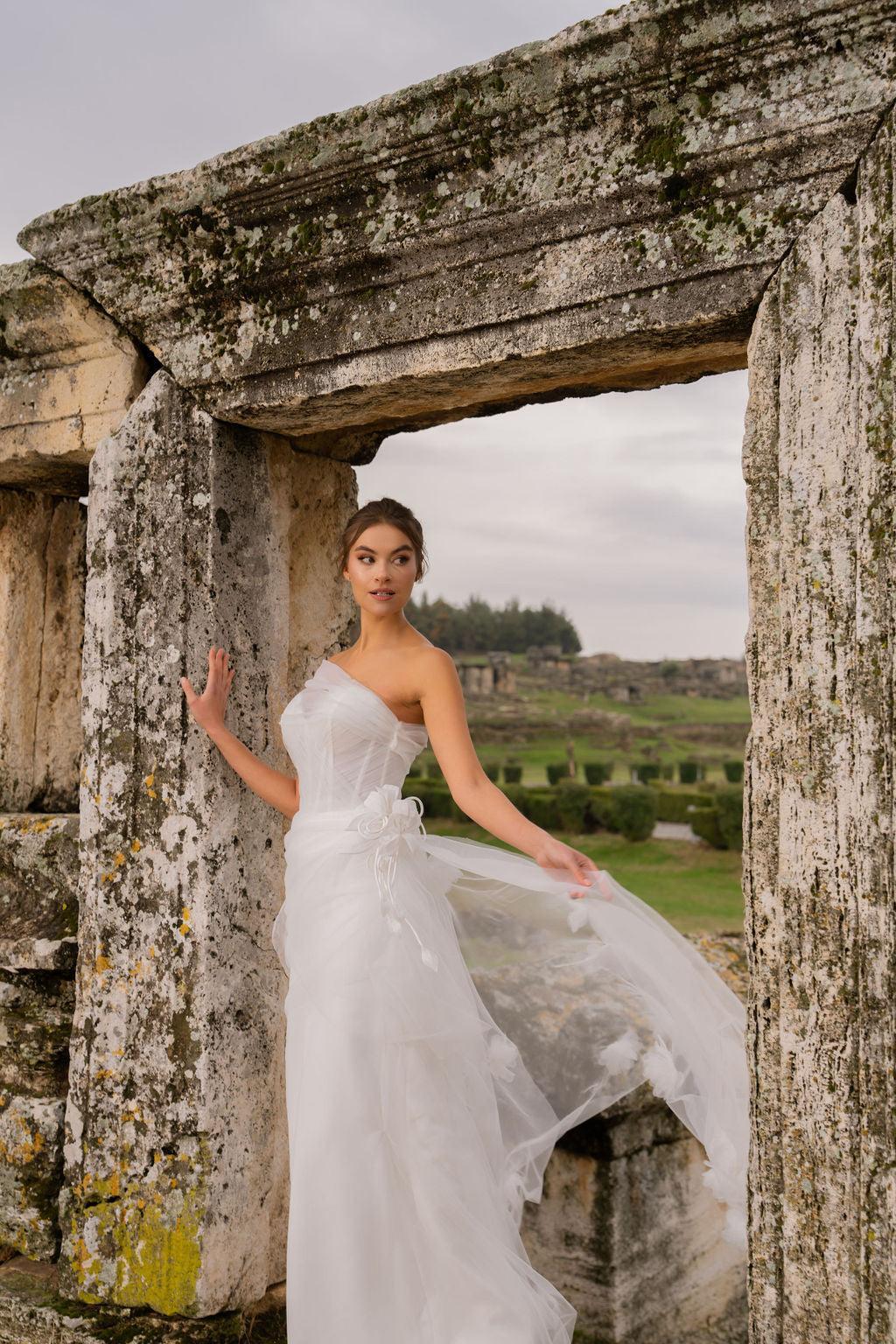Antiope Drapeli Çiçek Aplikeli Düz Kesim Gelinlik - Mediha Cambaz Bridal