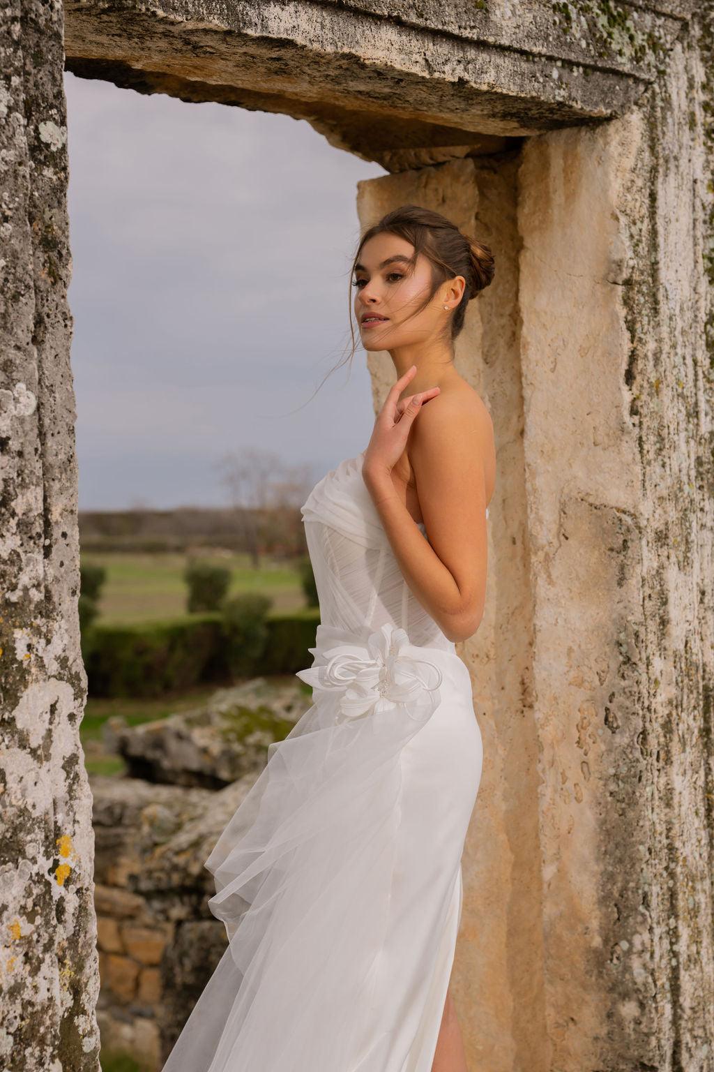 Antiope Drapeli Çiçek Aplikeli Düz Kesim Gelinlik - Mediha Cambaz Bridal
