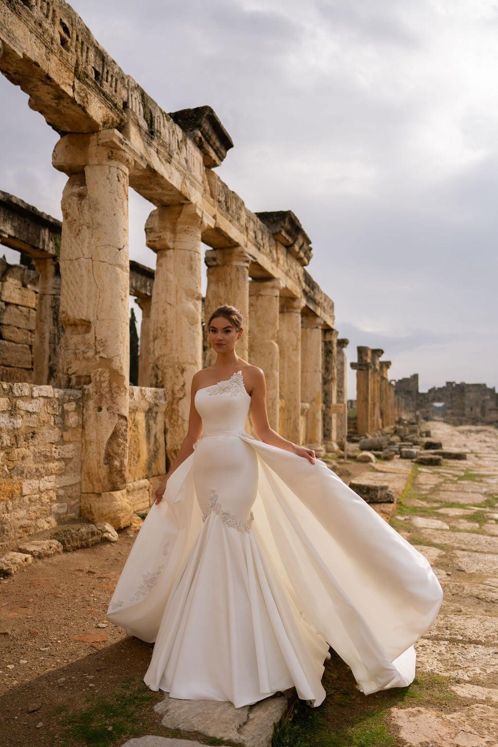 Cleopatra Asimetrik Yaka Entegre Etekli Balık Gelinlik - Mediha Cambaz Bridal