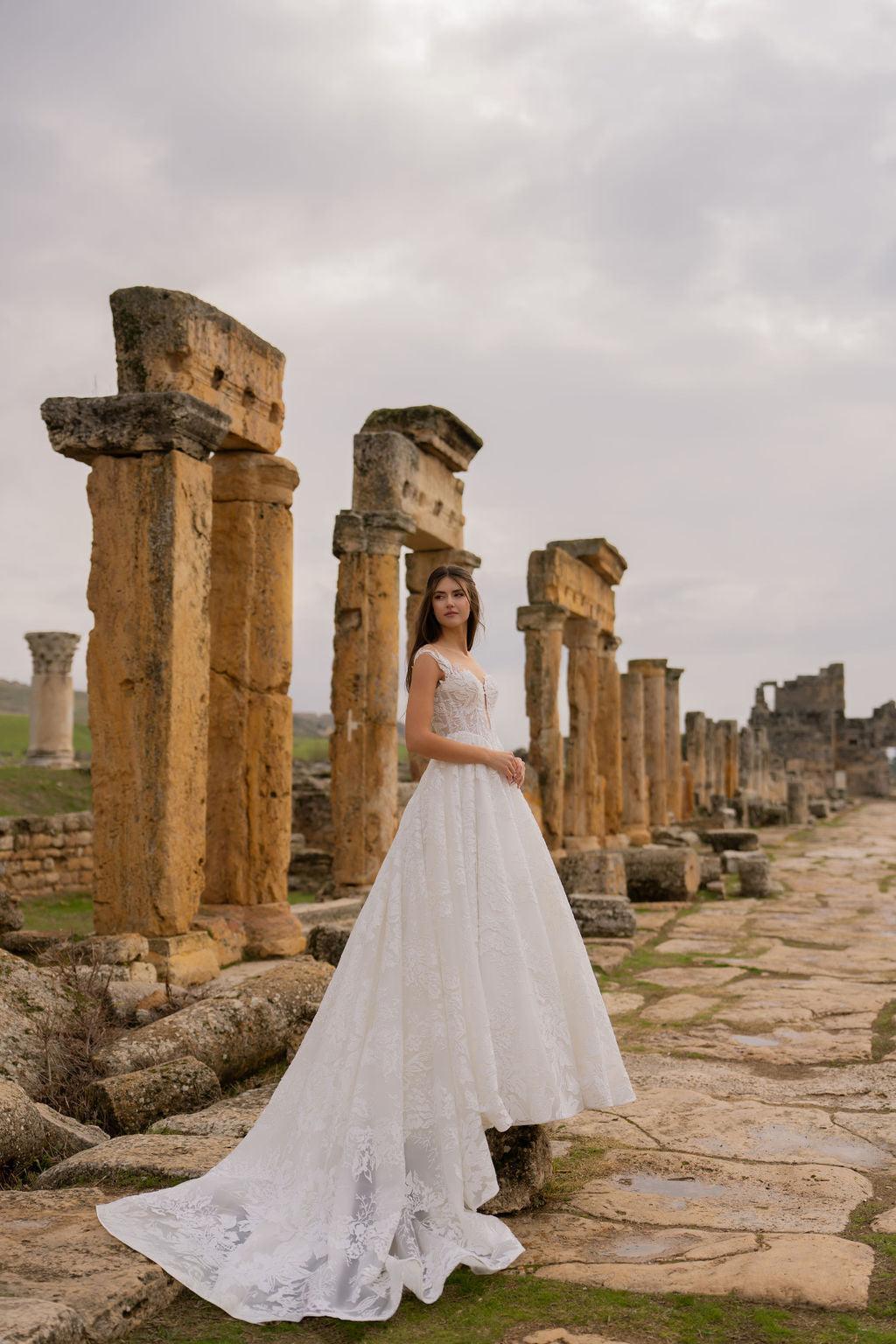 Minevra Düşük Omuzlu Işıltılı A Kesim Gelinlik - Mediha Cambaz Bridal