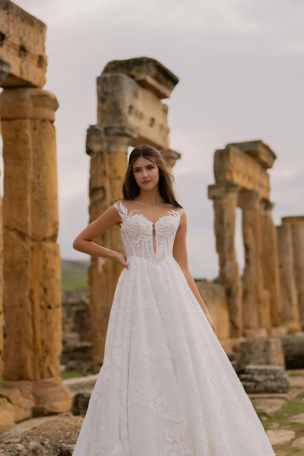 Minevra Düşük Omuzlu Işıltılı A Kesim Gelinlik - Mediha Cambaz Bridal