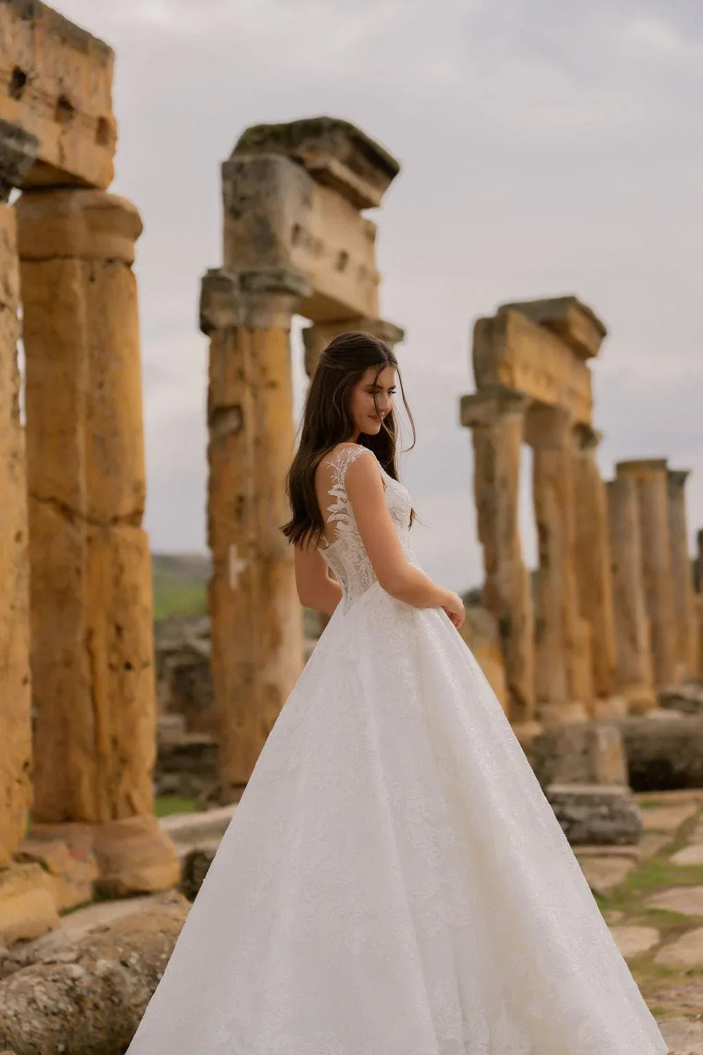 Minevra Düşük Omuzlu Işıltılı A Kesim Gelinlik - Mediha Cambaz Bridal