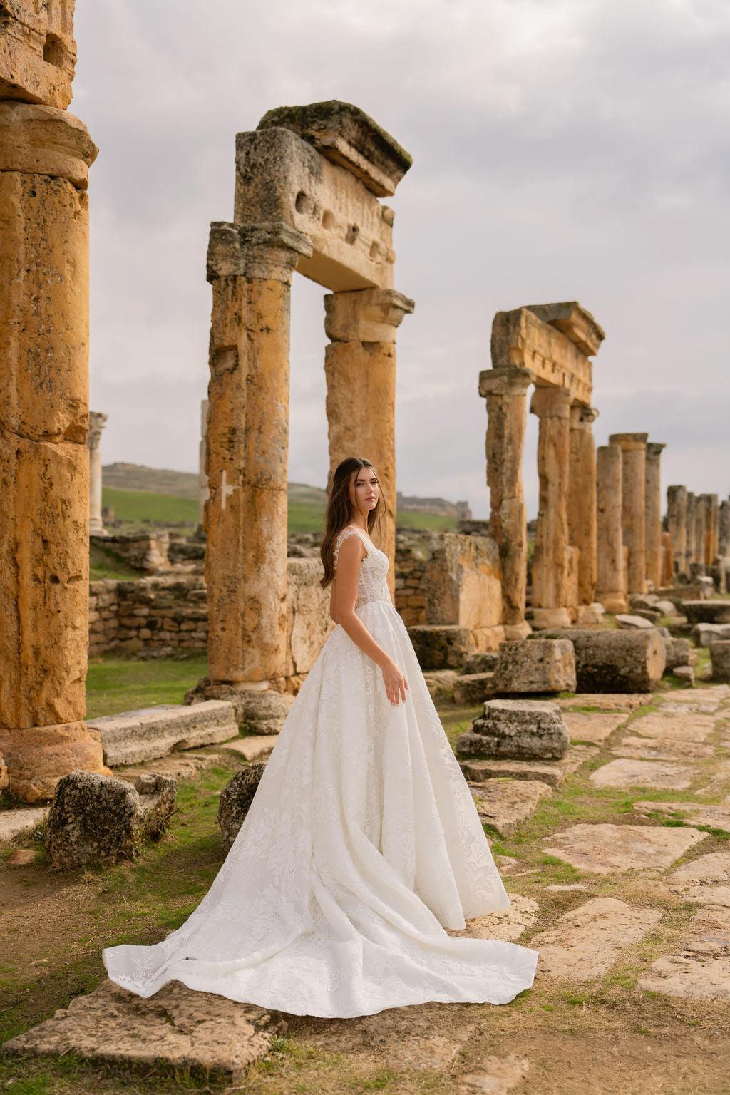 Minevra Düşük Omuzlu Işıltılı A Kesim Gelinlik - Mediha Cambaz Bridal