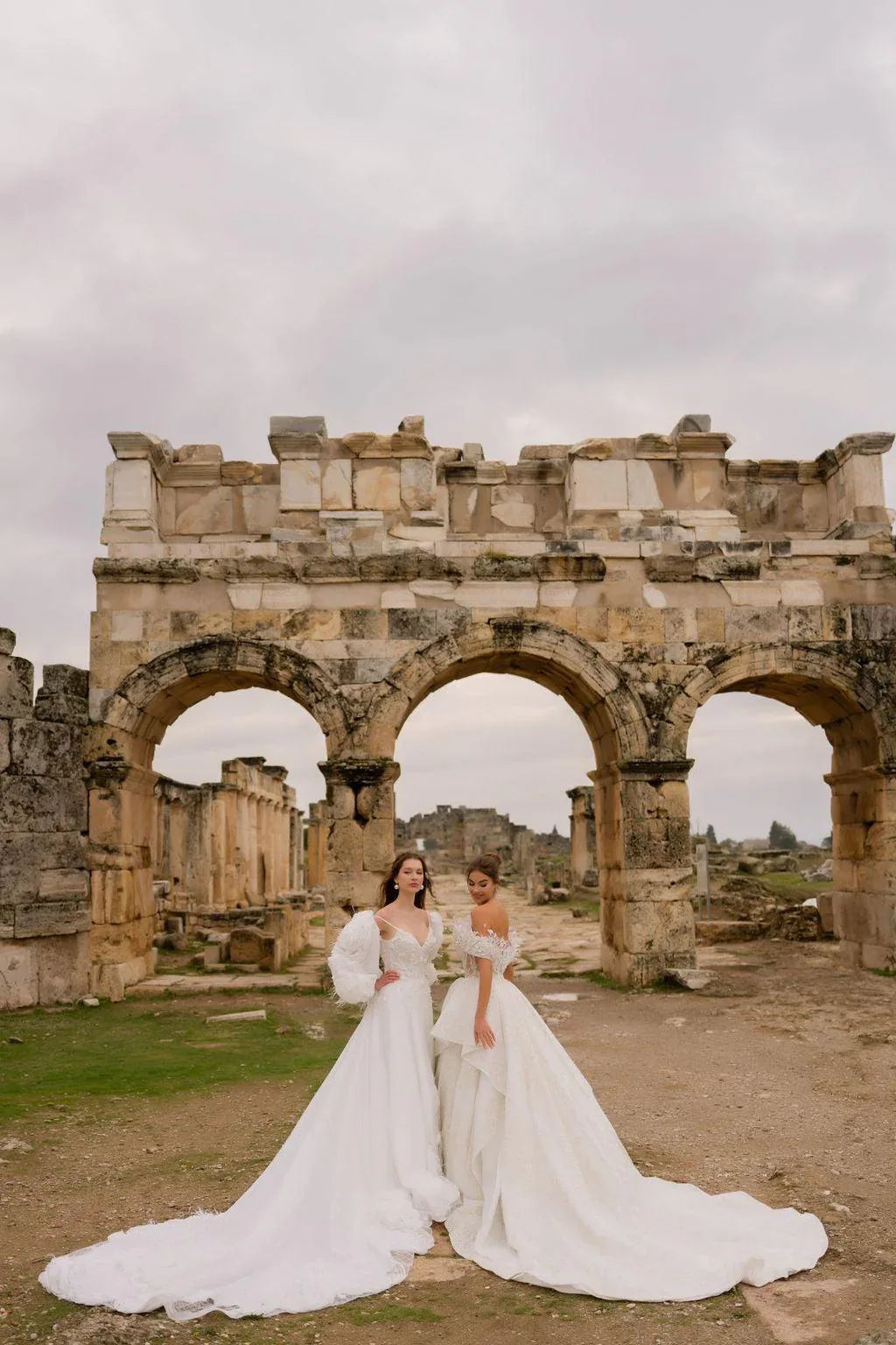 Theodora V Yaka Gül Aplikeli A Kesim Gelinlik - Mediha Cambaz Bridal