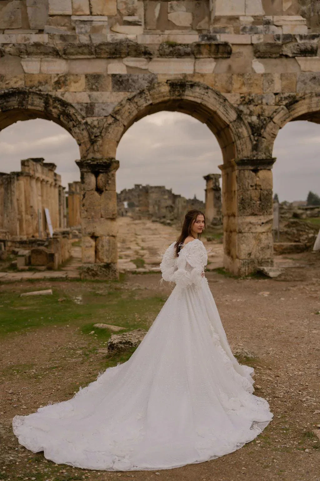 Theodora V Yaka Gül Aplikeli A Kesim Gelinlik - Mediha Cambaz Bridal