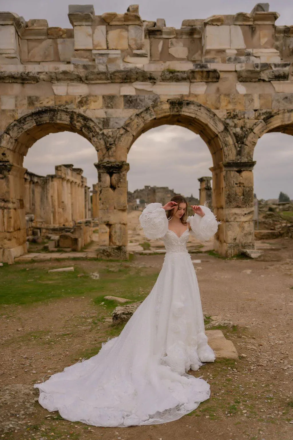 Theodora V Yaka Gül Aplikeli A Kesim Gelinlik - Mediha Cambaz Bridal