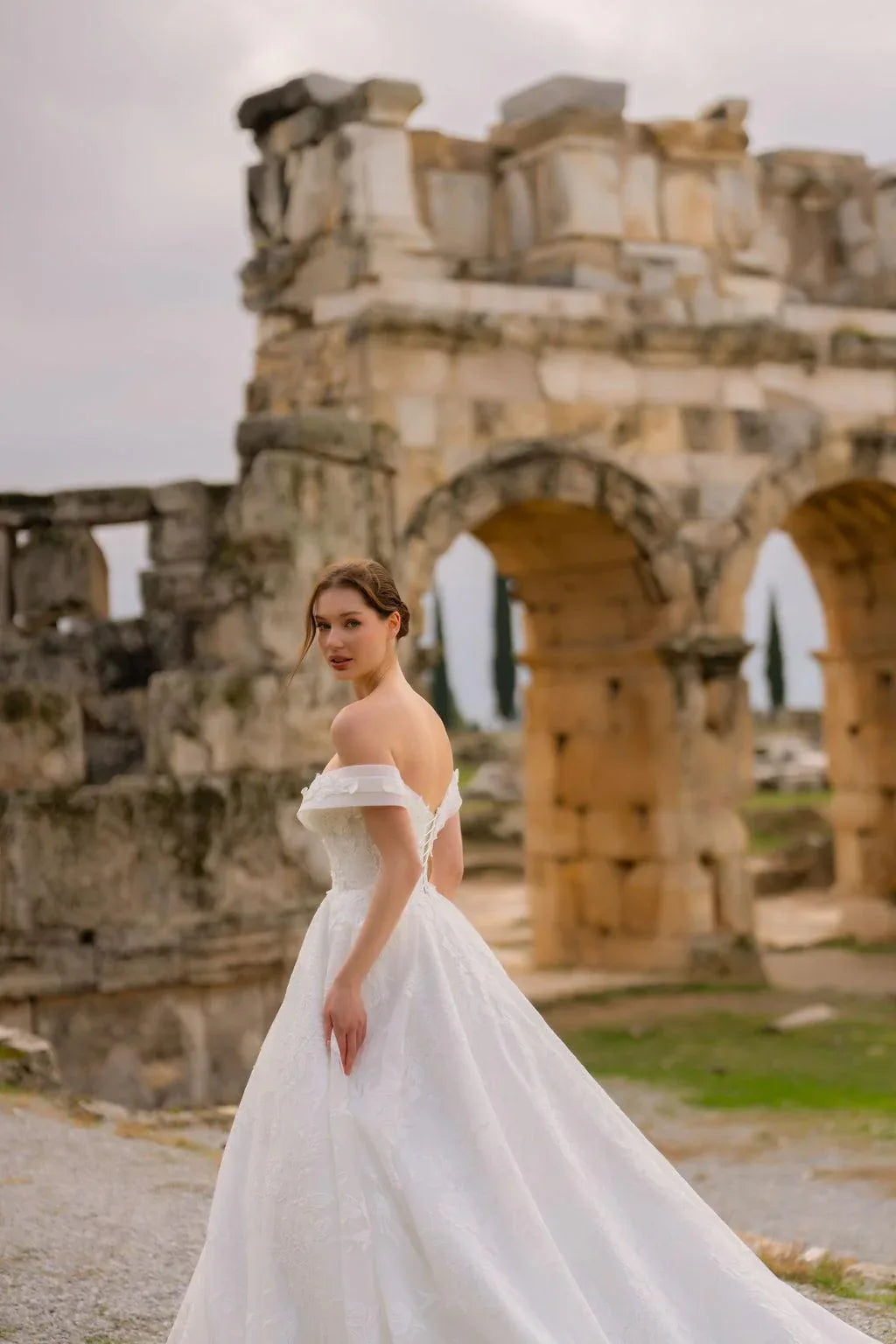 Helena Madonna Yaka Çiçekli A Kesim Gelinlik - Mediha Cambaz Bridal