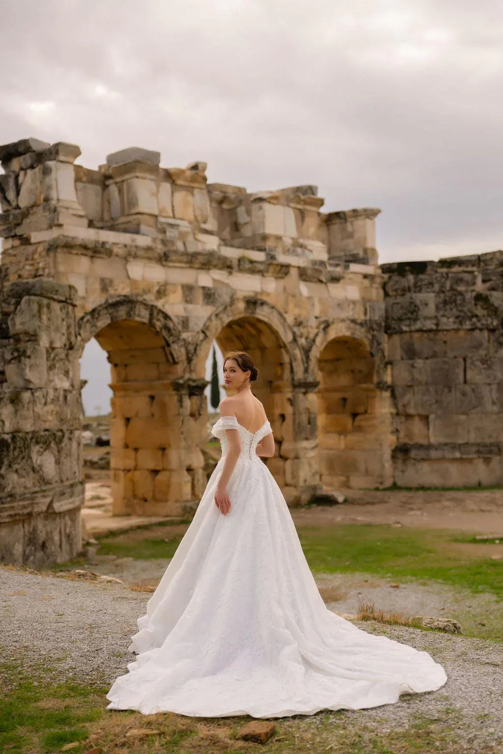 Helena Madonna Yaka Çiçekli A Kesim Gelinlik - Mediha Cambaz Bridal