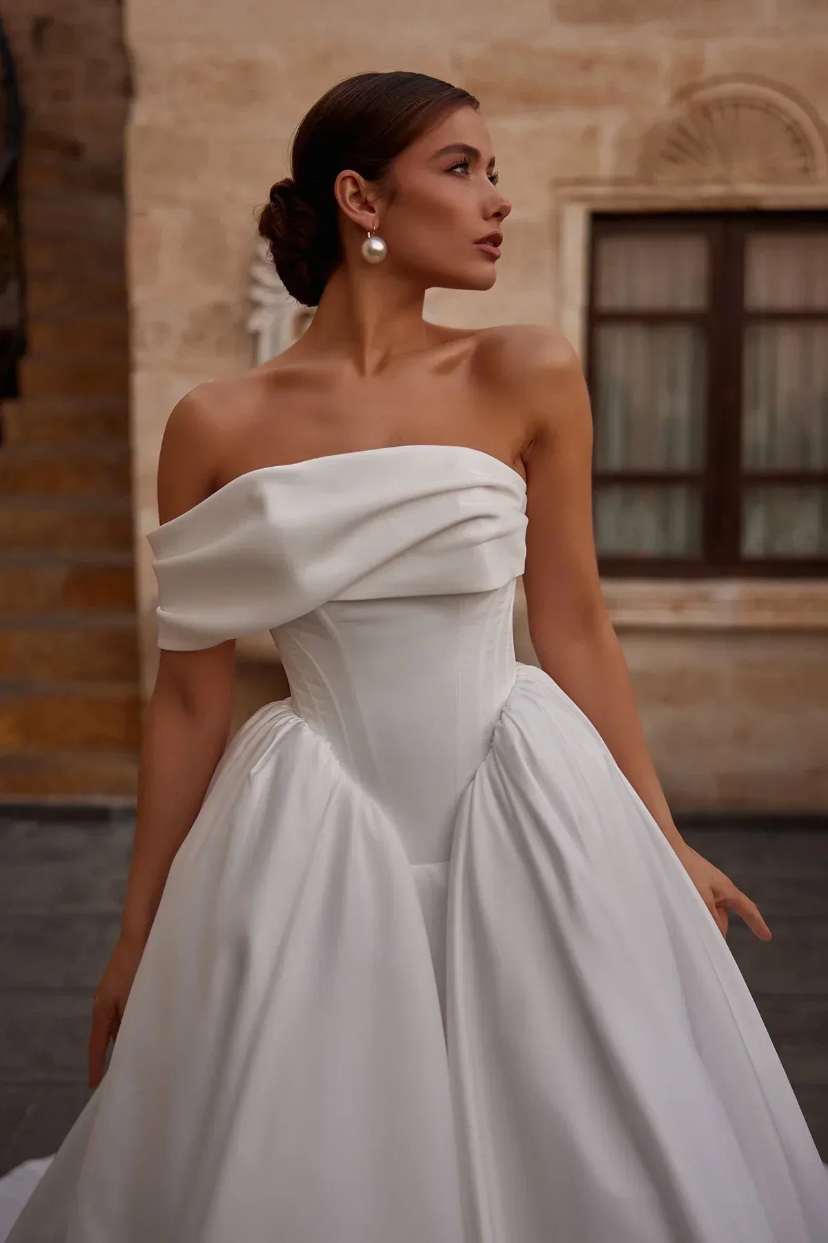 Lovi Asimetrik Drape Yakalı U Korsajlı Saten Gelinlik - Mediha Cambaz Bridal
