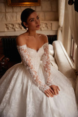 Lior Kayık M Yaka Uzun Kollu Fransız Dantelli Prenses V Korsajlı Gelinlik - Mediha Cambaz Bridal