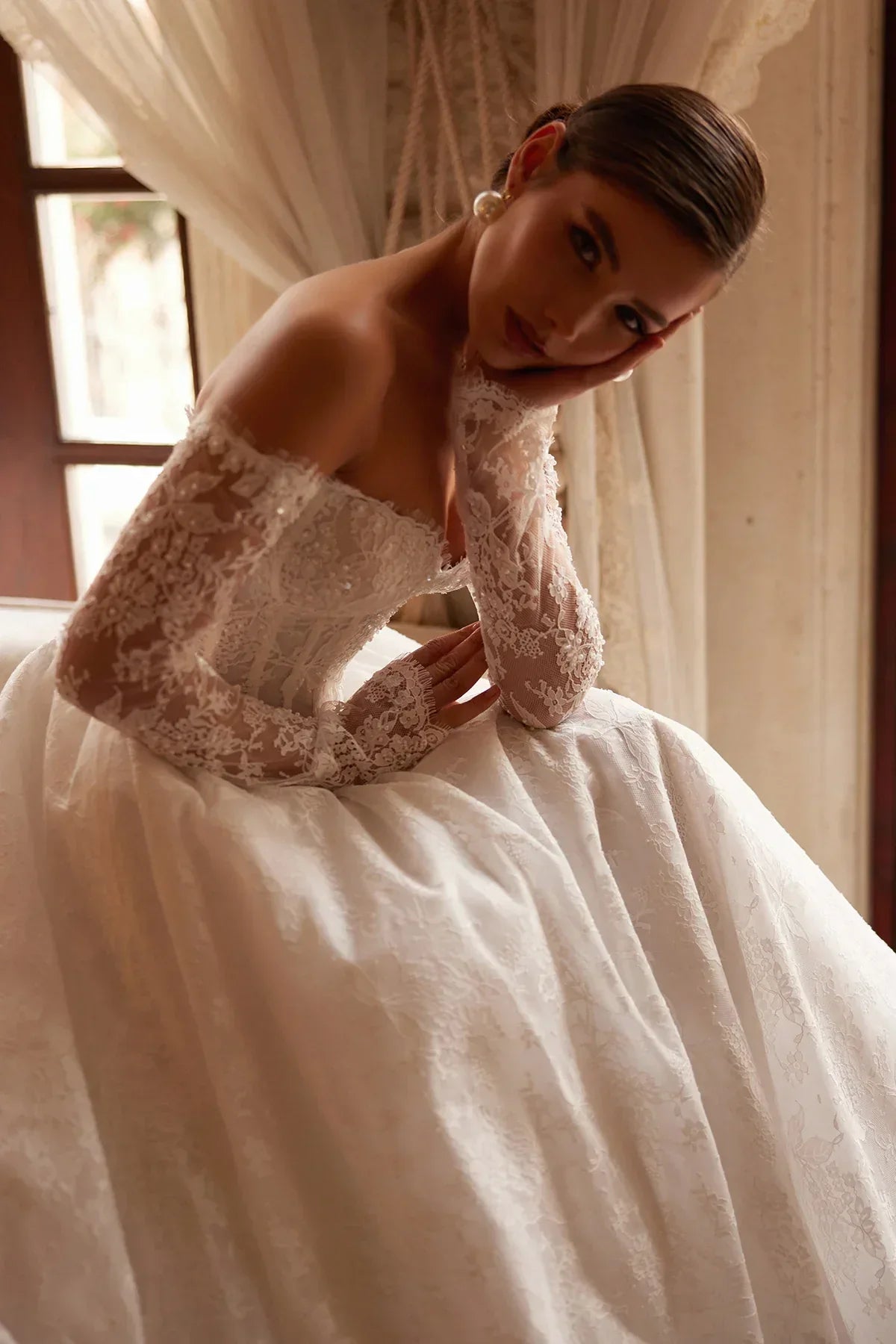 Lior Kayık M Yaka Uzun Kollu Fransız Dantelli Prenses V Korsajlı Gelinlik - Mediha Cambaz Bridal