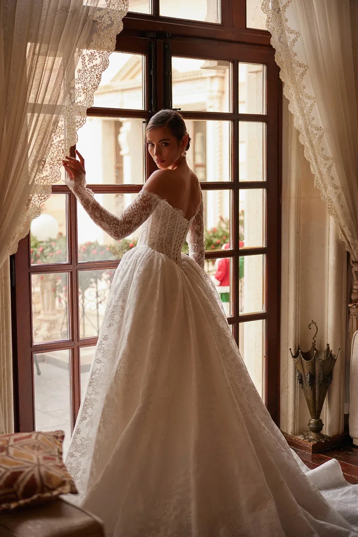 Lior Kayık M Yaka Uzun Kollu Fransız Dantelli Prenses V Korsajlı Gelinlik - Mediha Cambaz Bridal