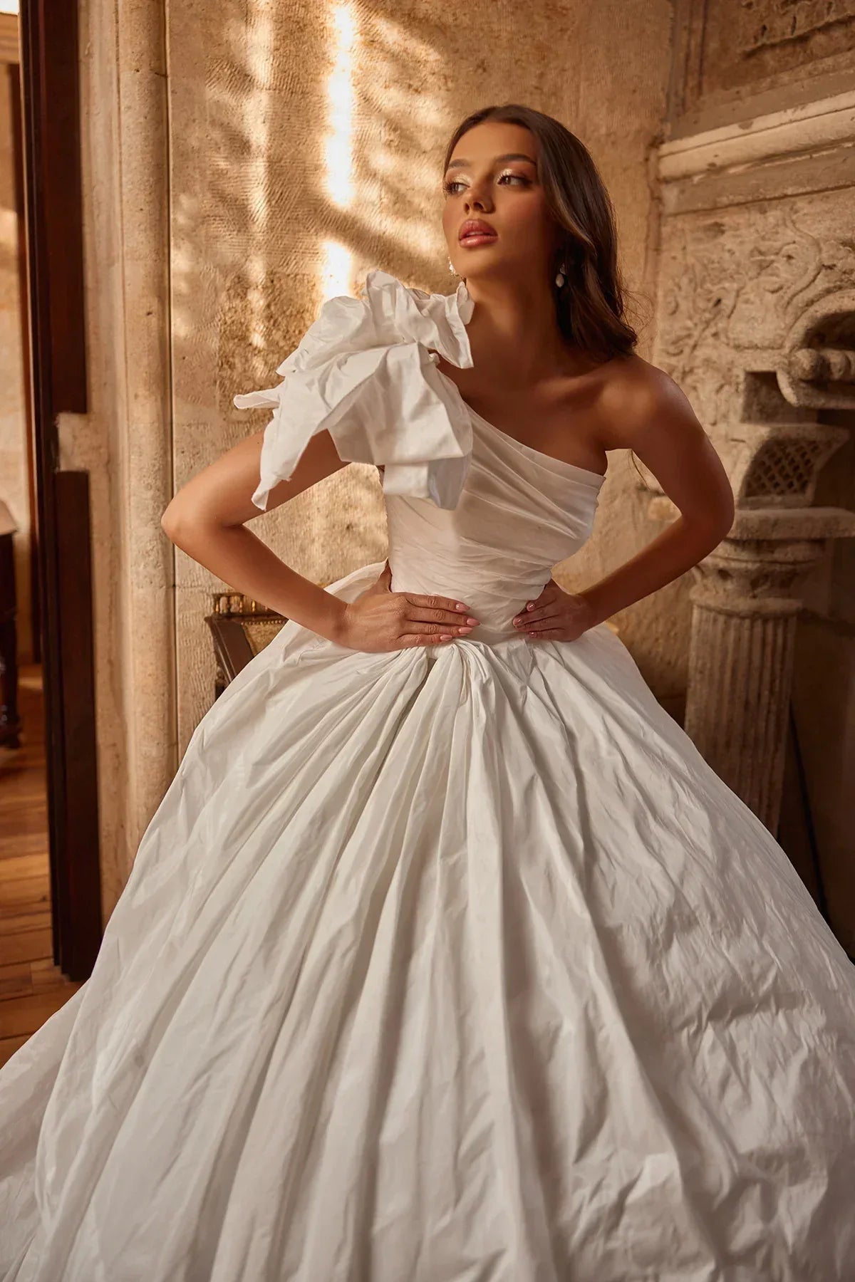Lunie Asimetrik Yaka Drapeli Tafta Gelinlik - Mediha Cambaz Bridal