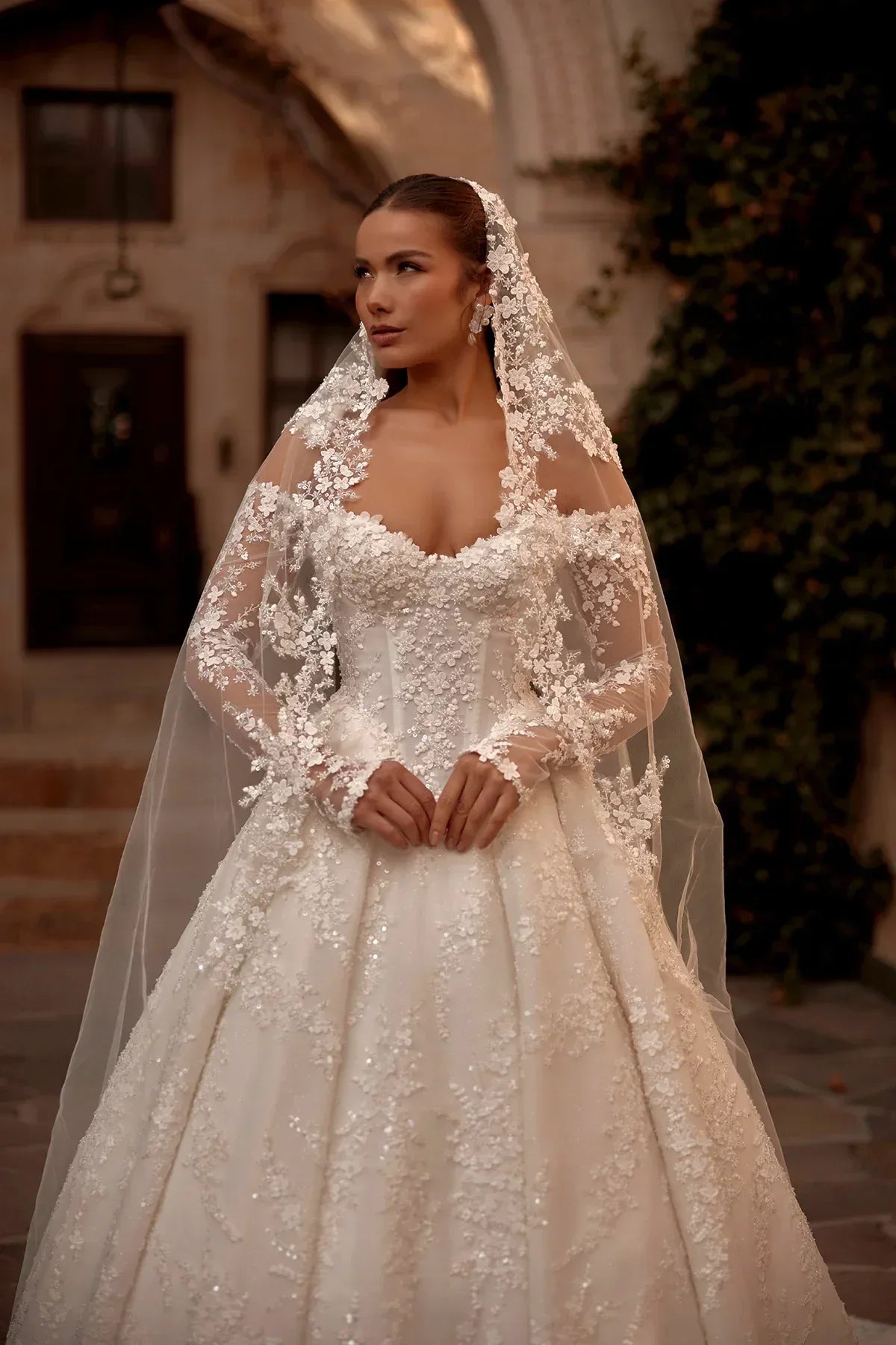 Elysias Çiçekli Üç Boyutlu Kayık Yaka Uzun Kollu Prenses Gelinlik - Mediha Cambaz Bridal