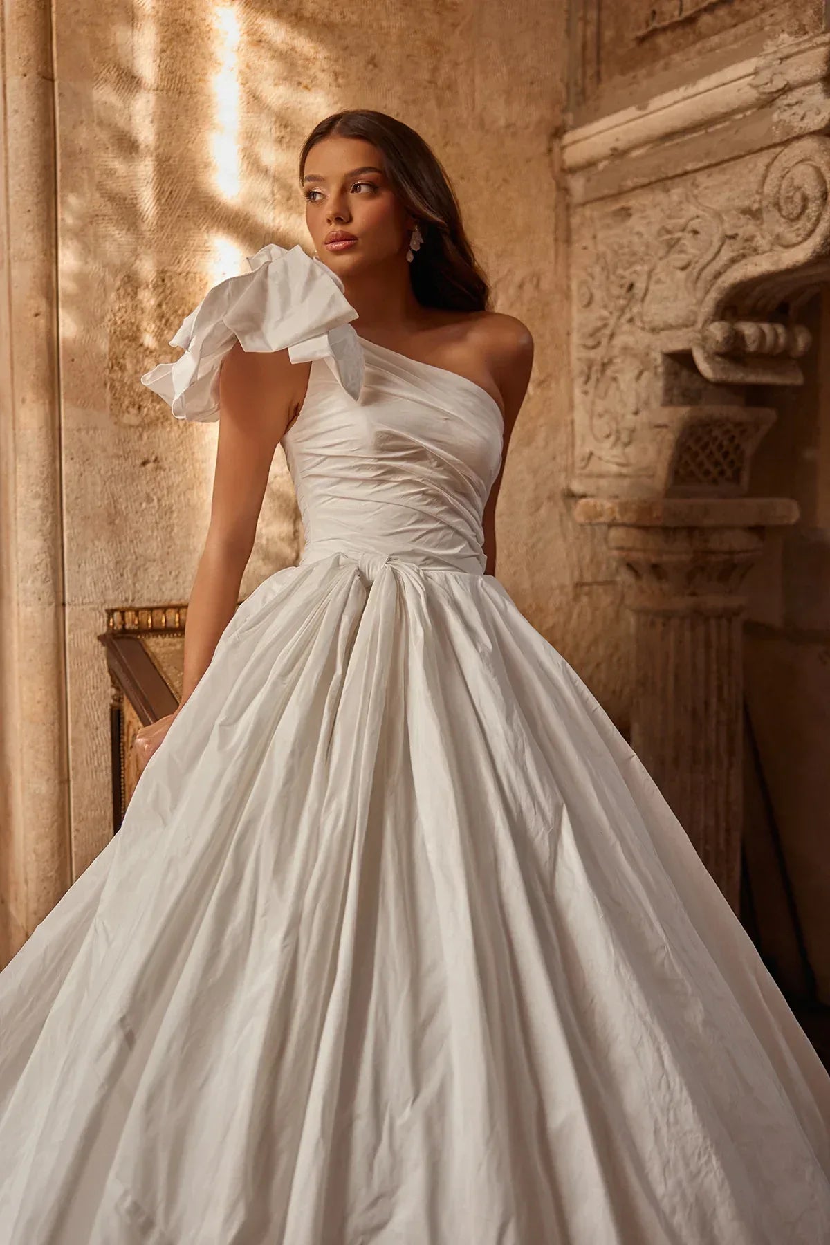 Lunie Asimetrik Yaka Drapeli Tafta Gelinlik - Mediha Cambaz Bridal