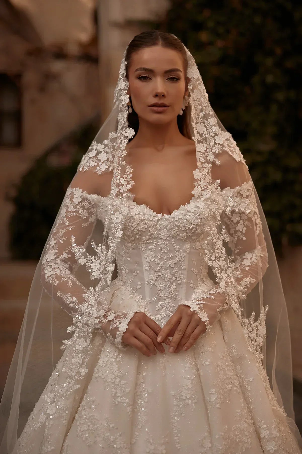 Elysias Çiçekli Üç Boyutlu Kayık Yaka Uzun Kollu Prenses Gelinlik - Mediha Cambaz Bridal