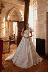 Lunie Asimetrik Yaka Drapeli Tafta Gelinlik - Mediha Cambaz Bridal