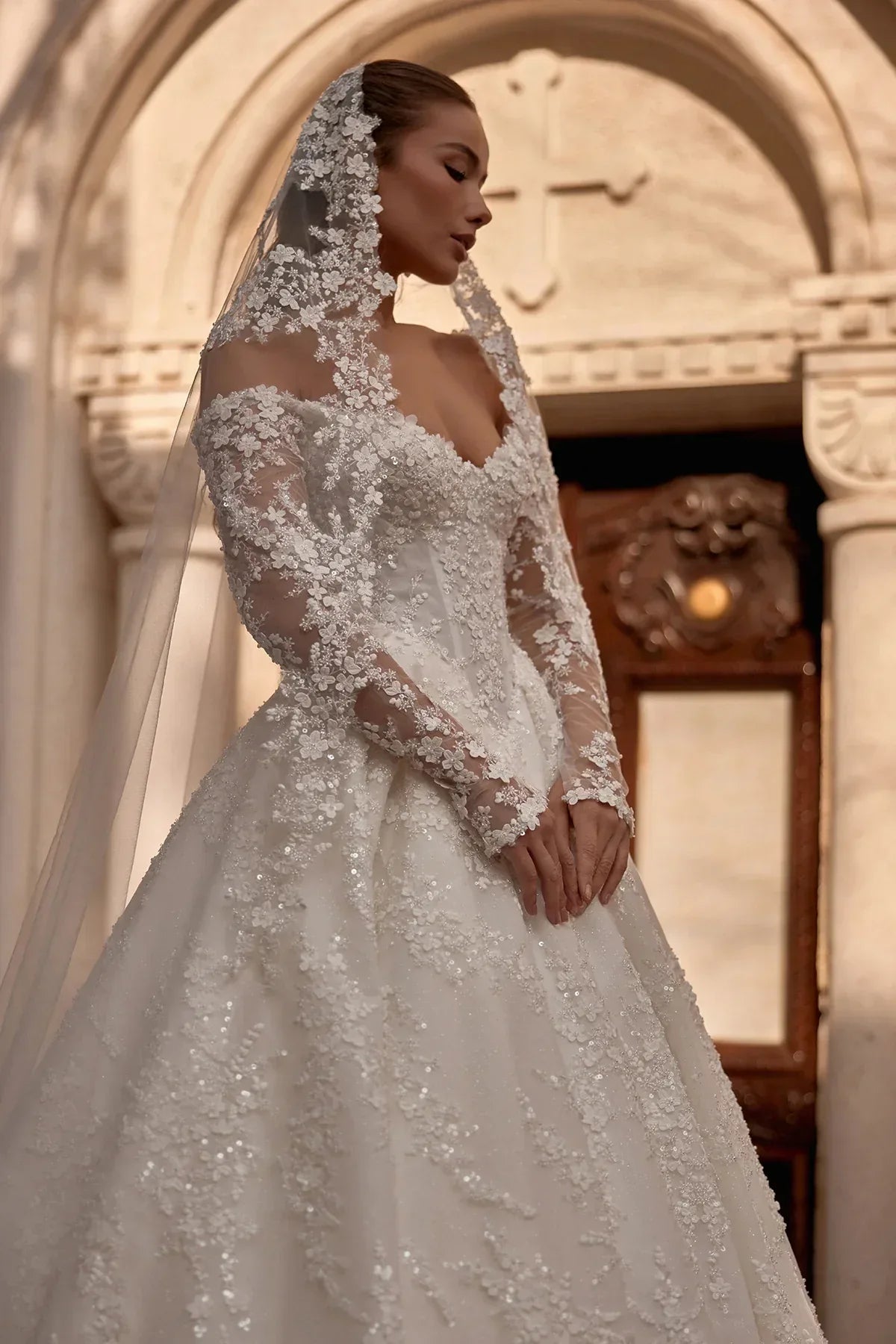 Elysias Çiçekli Üç Boyutlu Kayık Yaka Uzun Kollu Prenses Gelinlik - Mediha Cambaz Bridal