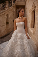 Moonveil Saten Düz Yaka İri Güllü Prenses Etek Gelinlik - Mediha Cambaz Bridal