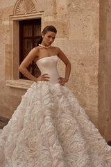 Moonveil Saten Düz Yaka İri Güllü Prenses Etek Gelinlik - Mediha Cambaz Bridal