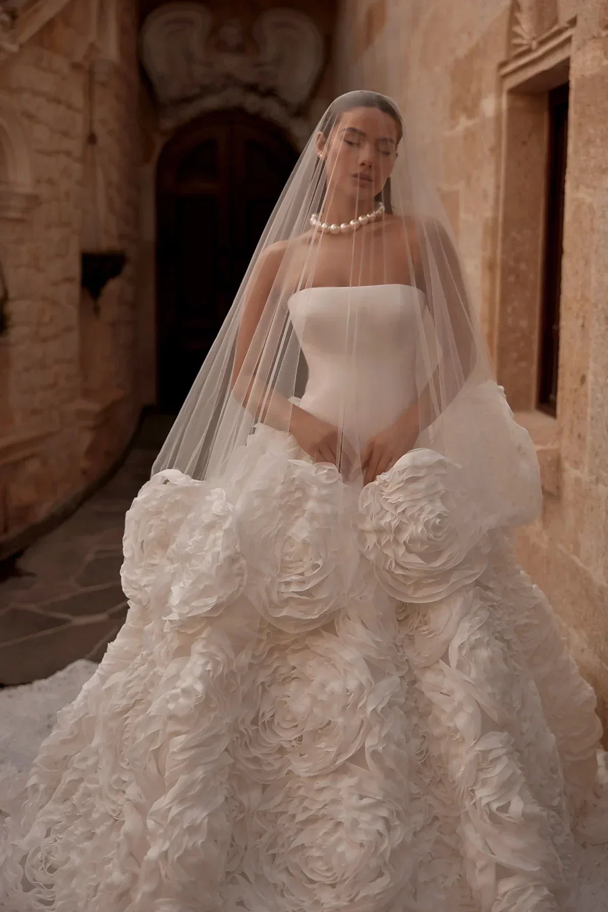 Moonveil Saten Düz Yaka İri Güllü Prenses Etek Gelinlik - Mediha Cambaz Bridal