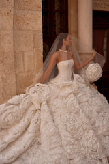 Moonveil Saten Düz Yaka İri Güllü Prenses Etek Gelinlik - Mediha Cambaz Bridal