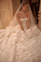 Moonveil Saten Düz Yaka İri Güllü Prenses Etek Gelinlik - Mediha Cambaz Bridal