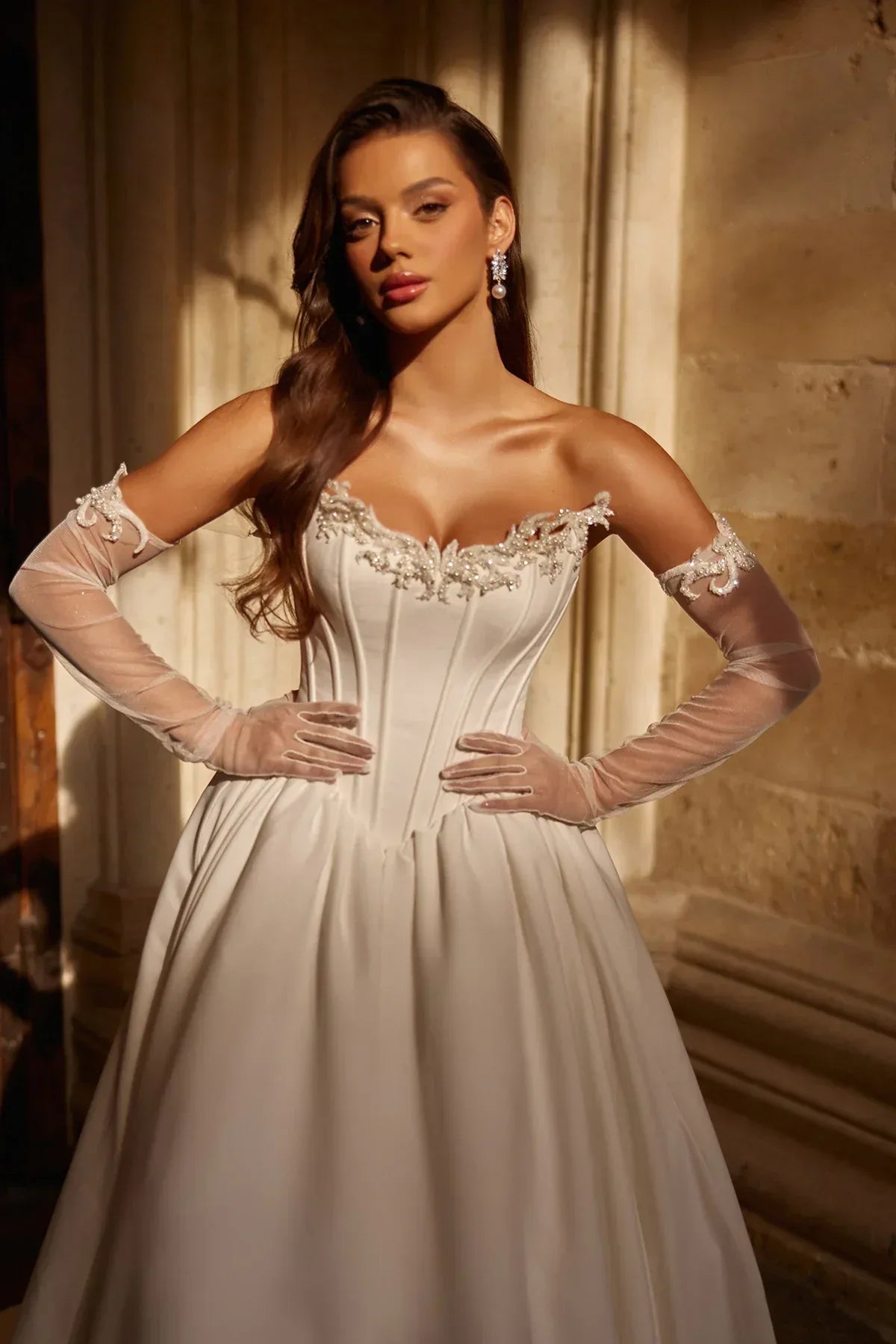 Elorin Saten Eldivenli Yakası El Yapımı İnci Ve Kristal İşlemeli V Korsajlı Havuz Yaka Gelinlik - Mediha Cambaz Bridal