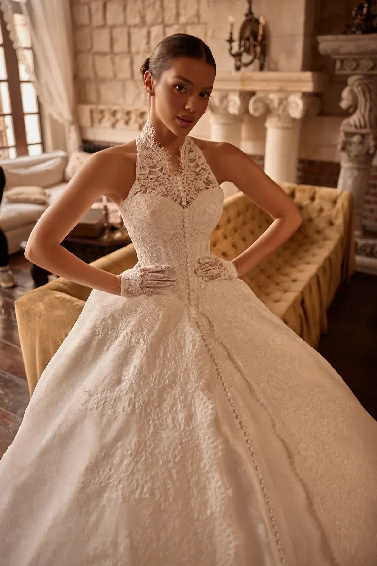 Voile Halter Yaka Düğme Detaylı Fransız Dantelli Gelinlik - Mediha Cambaz Bridal
