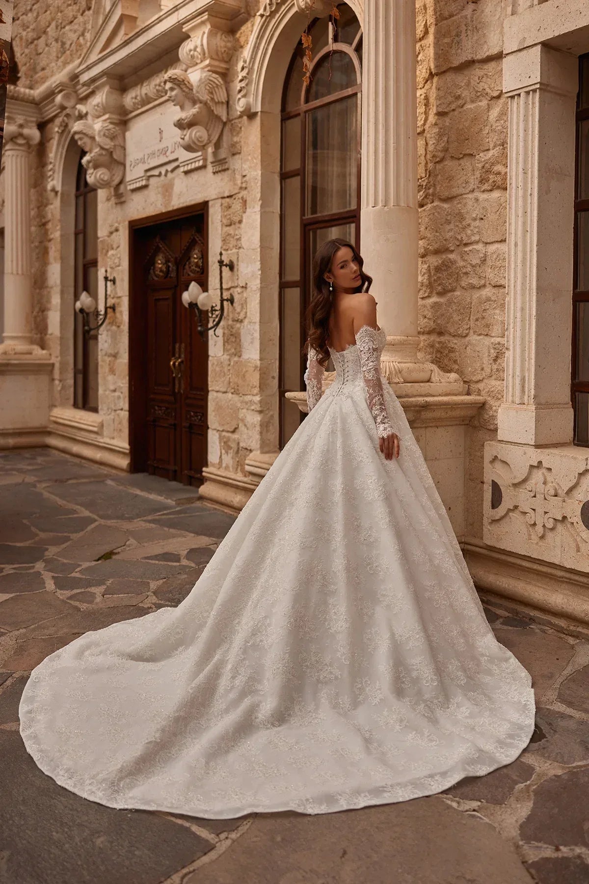Aira Entegre Uzun Kollu Fransız Dantelli Üç Boyutlu Straplez Gelinlik - Mediha Cambaz Bridal